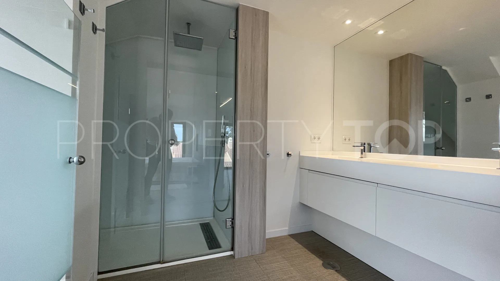 For sale 3 bedrooms penthouse in Artola