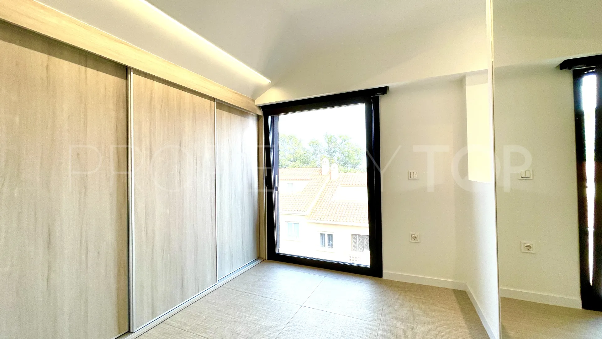 For sale 3 bedrooms penthouse in Artola