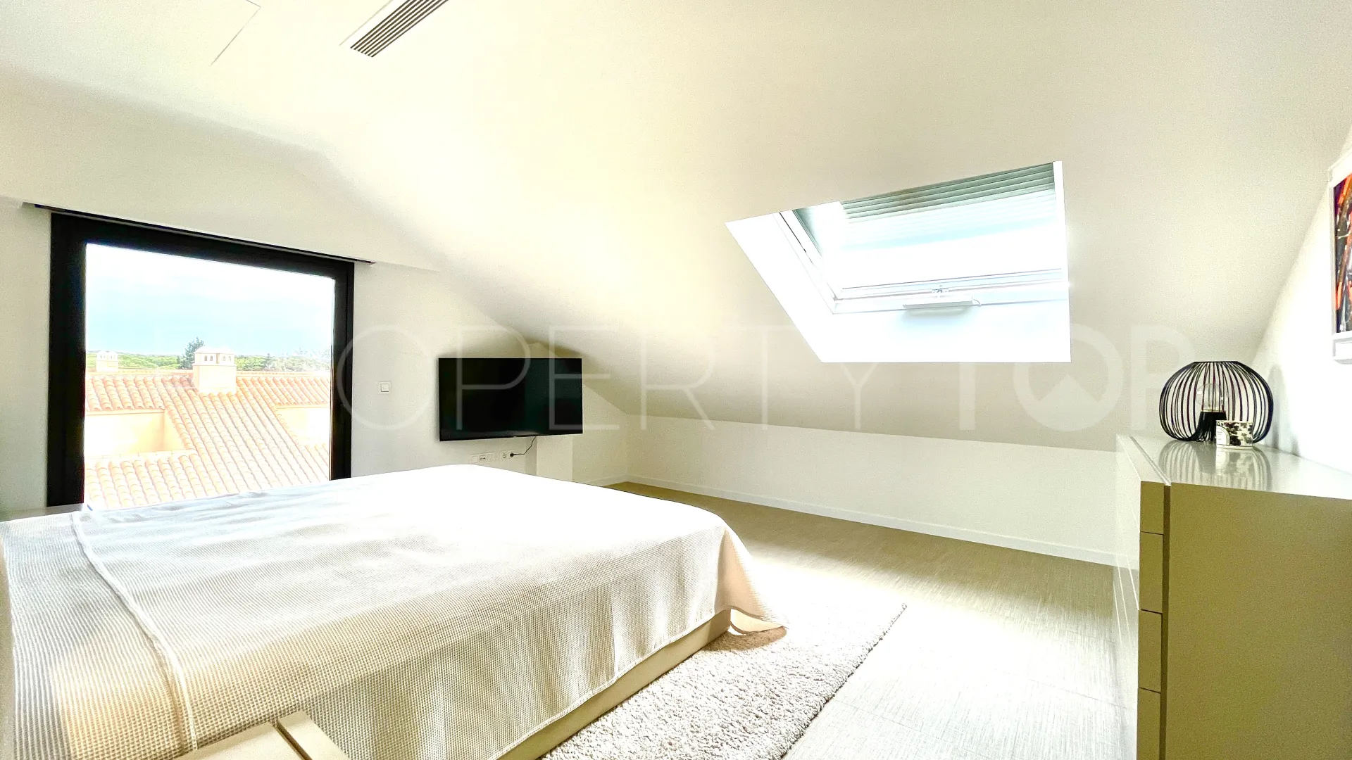 For sale 3 bedrooms penthouse in Artola