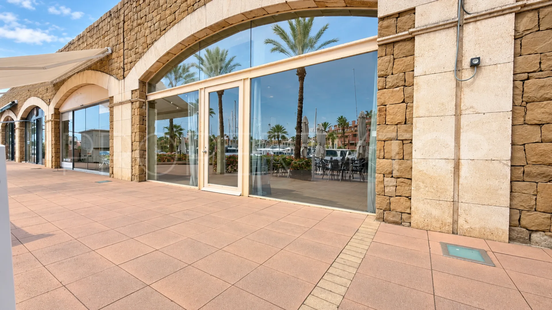 Local comercial en venta en Sotogrande Puerto Deportivo