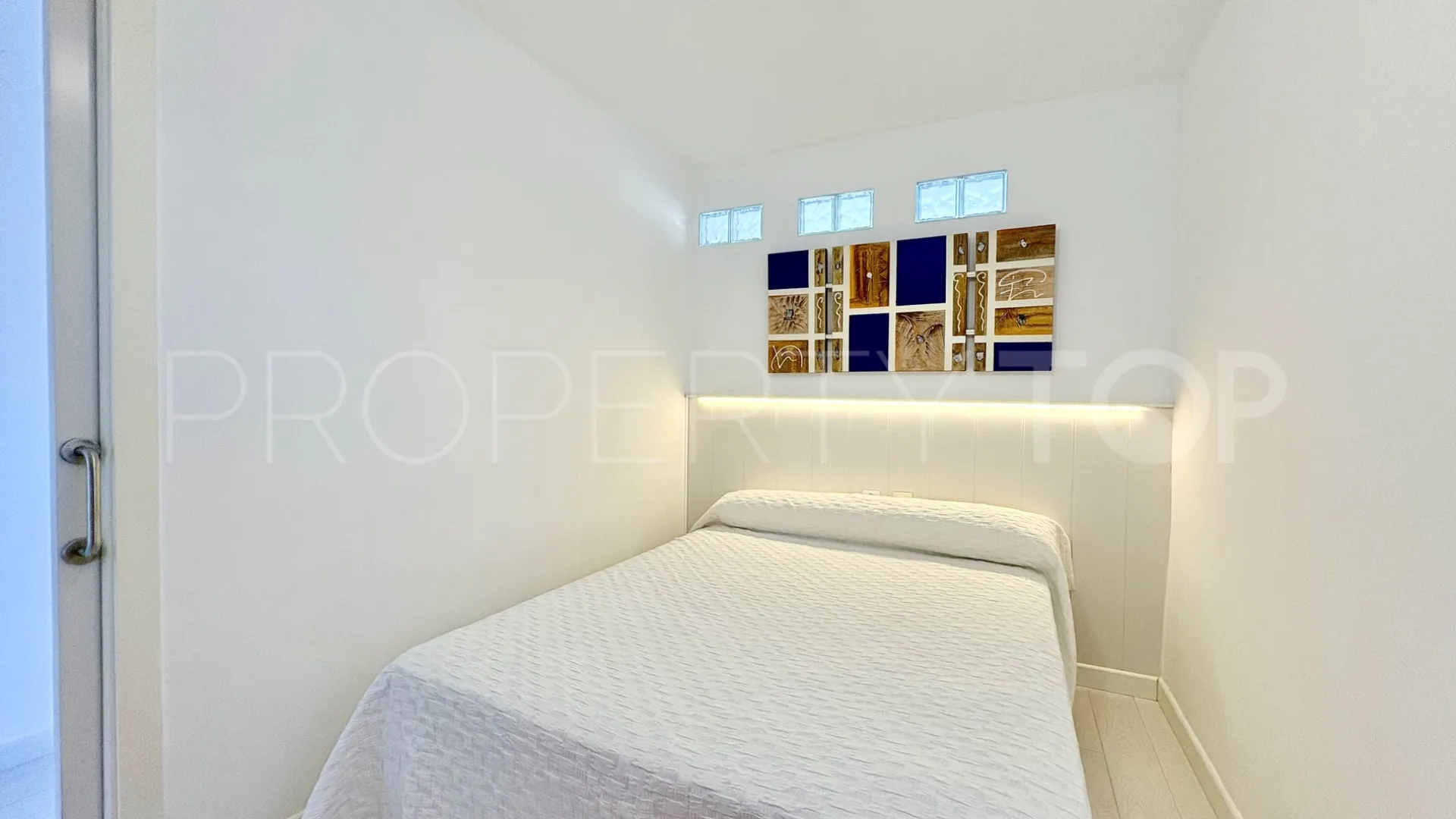 Calahonda, apartamento de 2 dormitorios en venta