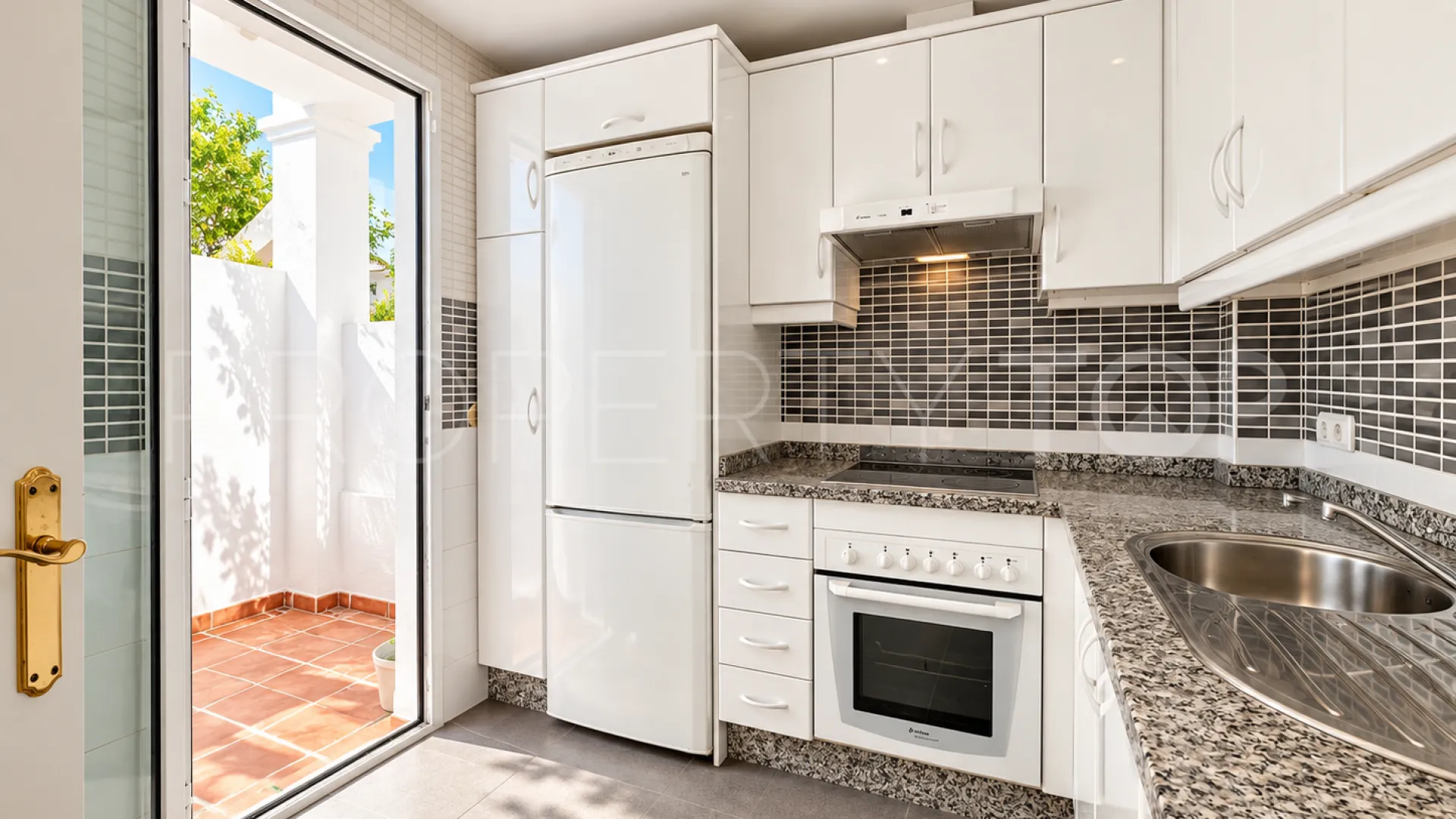 For sale 3 bedrooms town house in Los Naranjos de Marbella