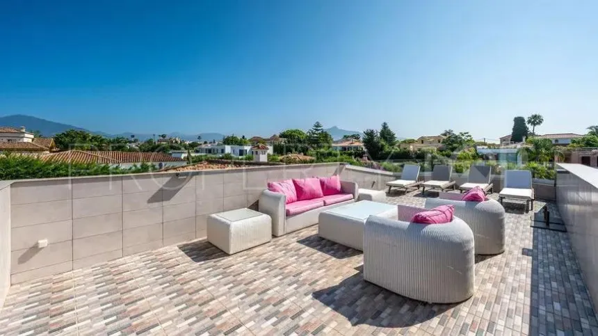 For sale villa with 8 bedrooms in Linda Vista Baja