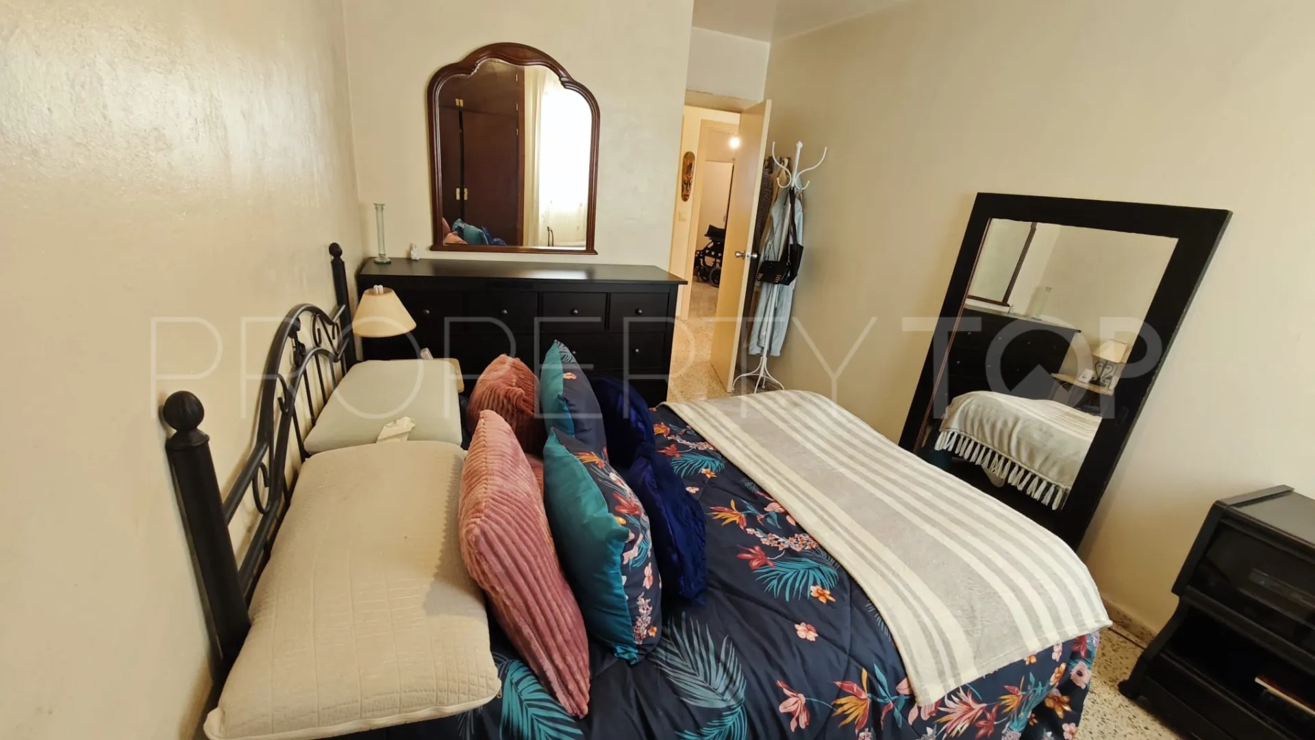 Ground floor apartment with 4 bedrooms for sale in Puig D'en Valls