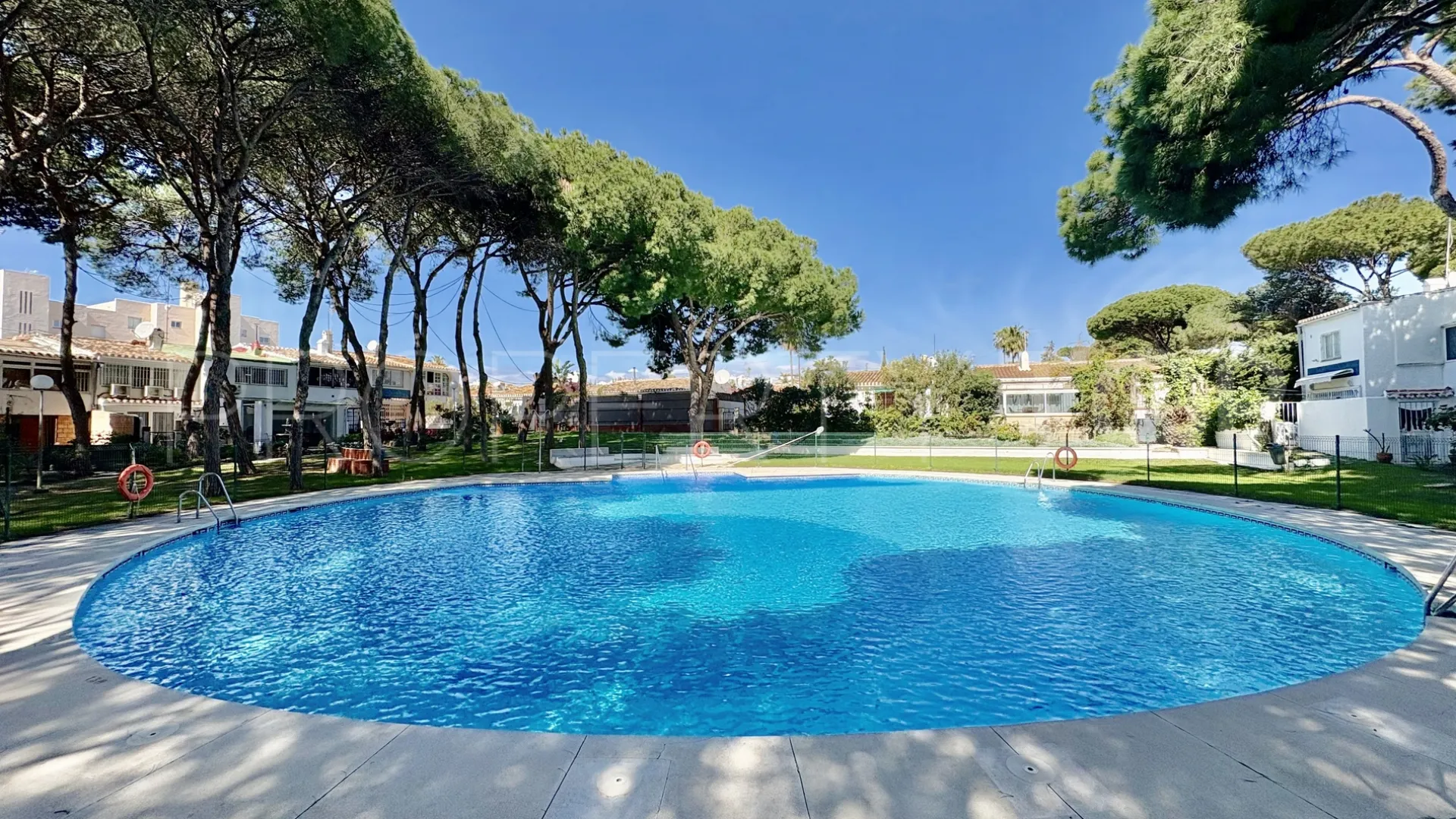 For sale Calahonda apartment with 2 bedrooms