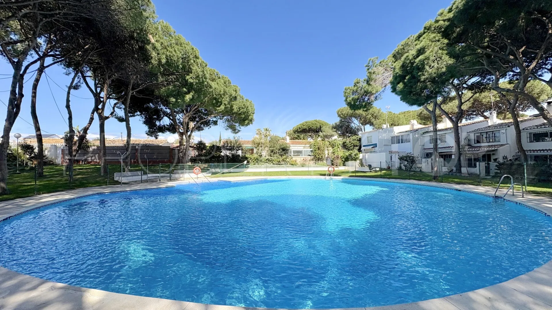 For sale Calahonda apartment with 2 bedrooms