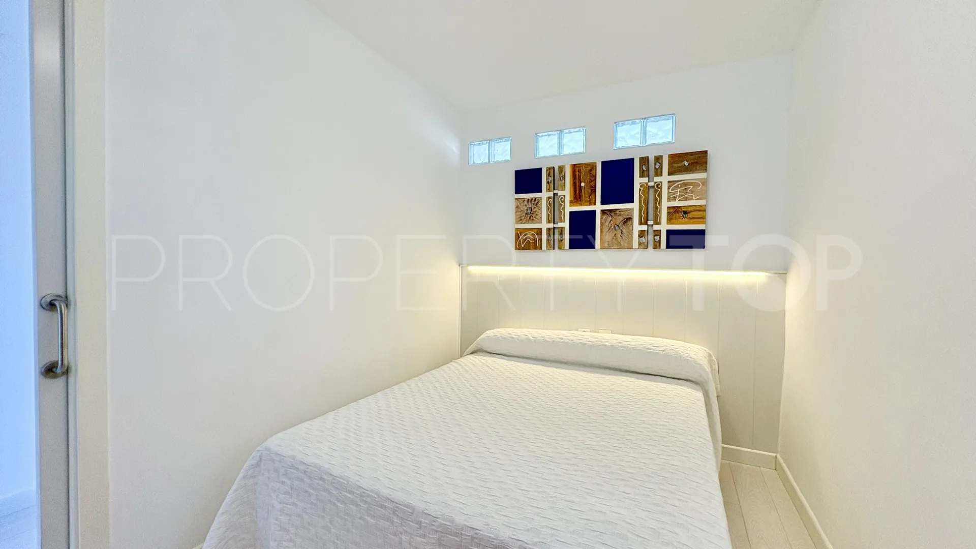 For sale Calahonda apartment with 2 bedrooms