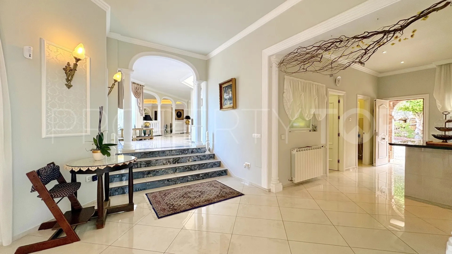 Buy house with 6 bedrooms in Hacienda las Chapas