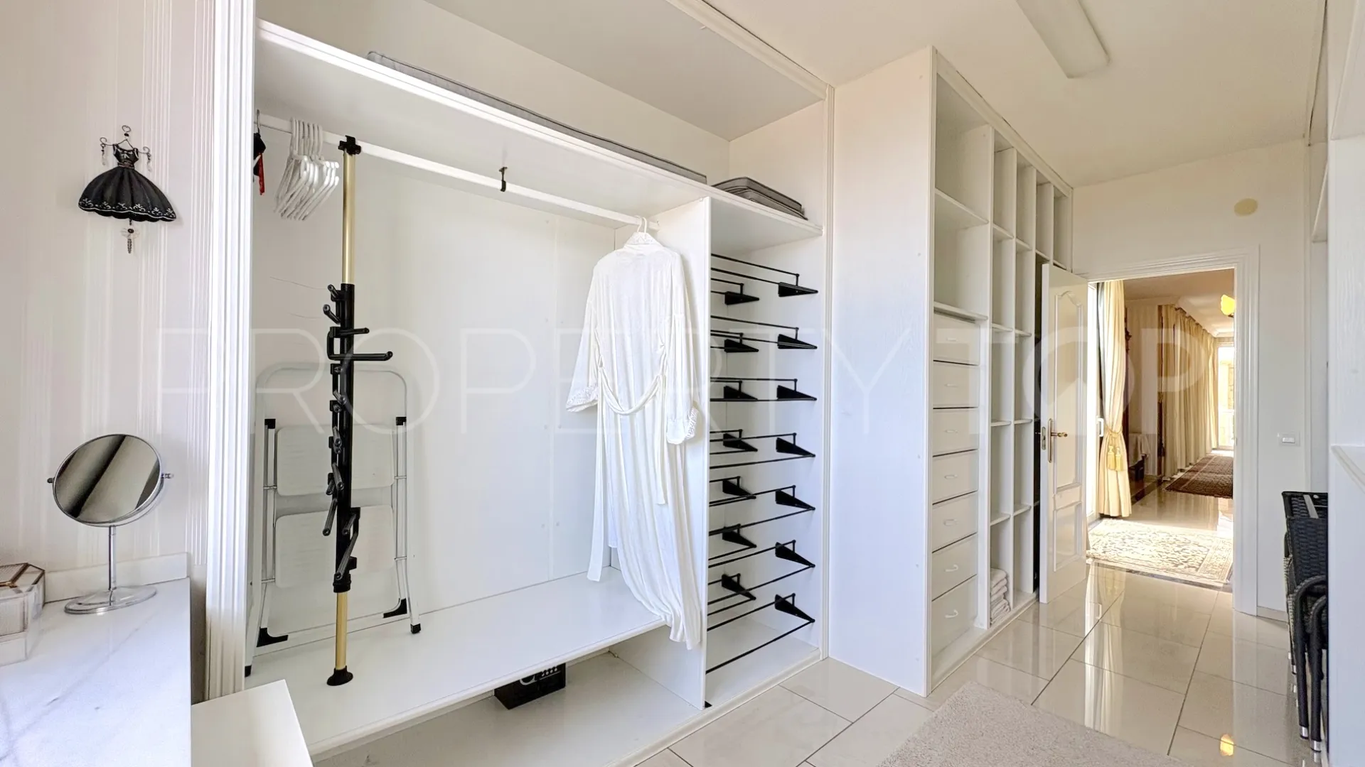 Buy house with 6 bedrooms in Hacienda las Chapas