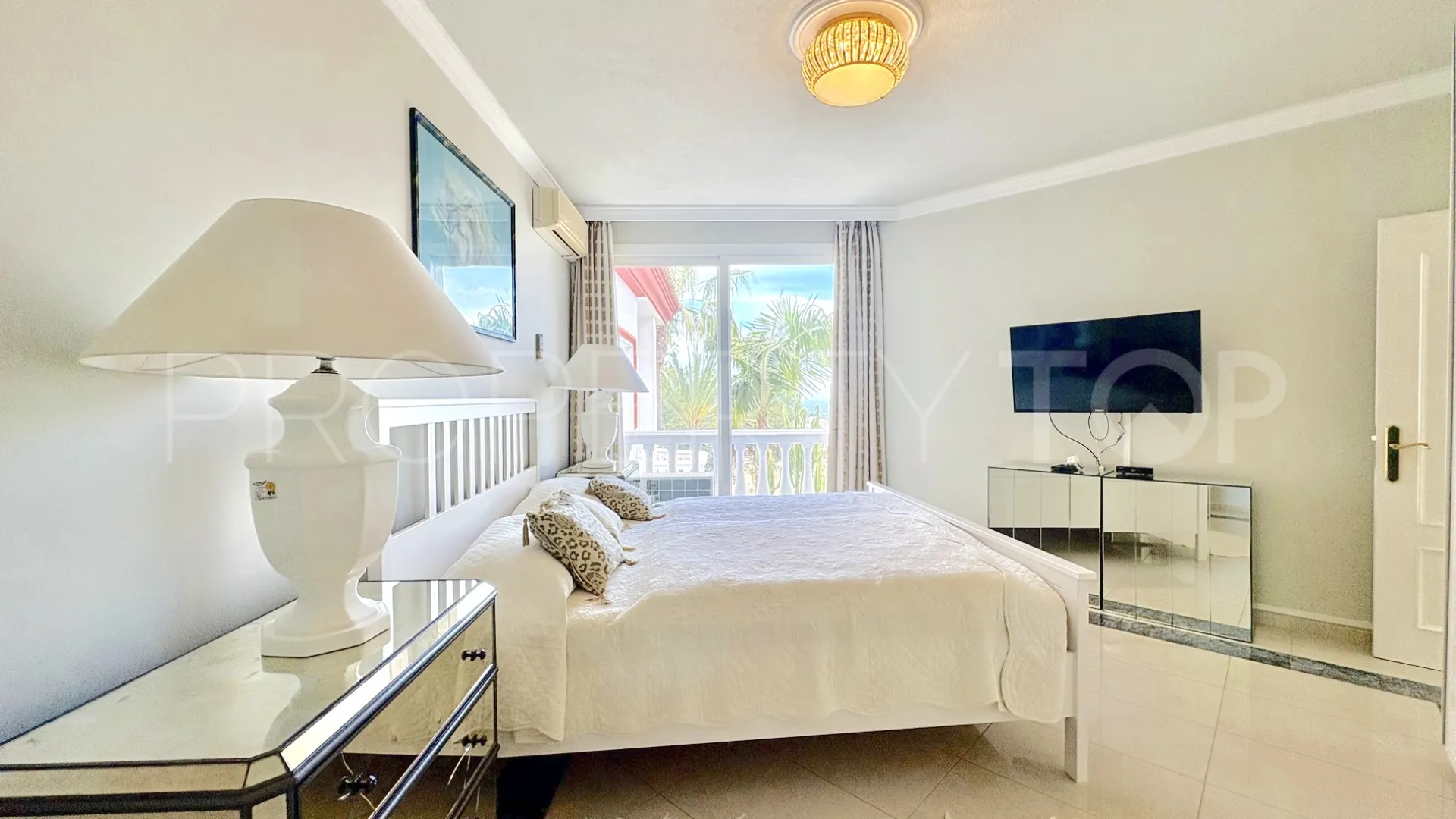 Buy house with 6 bedrooms in Hacienda las Chapas