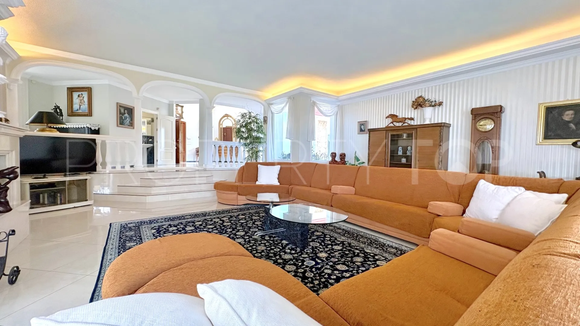 Buy house with 6 bedrooms in Hacienda las Chapas