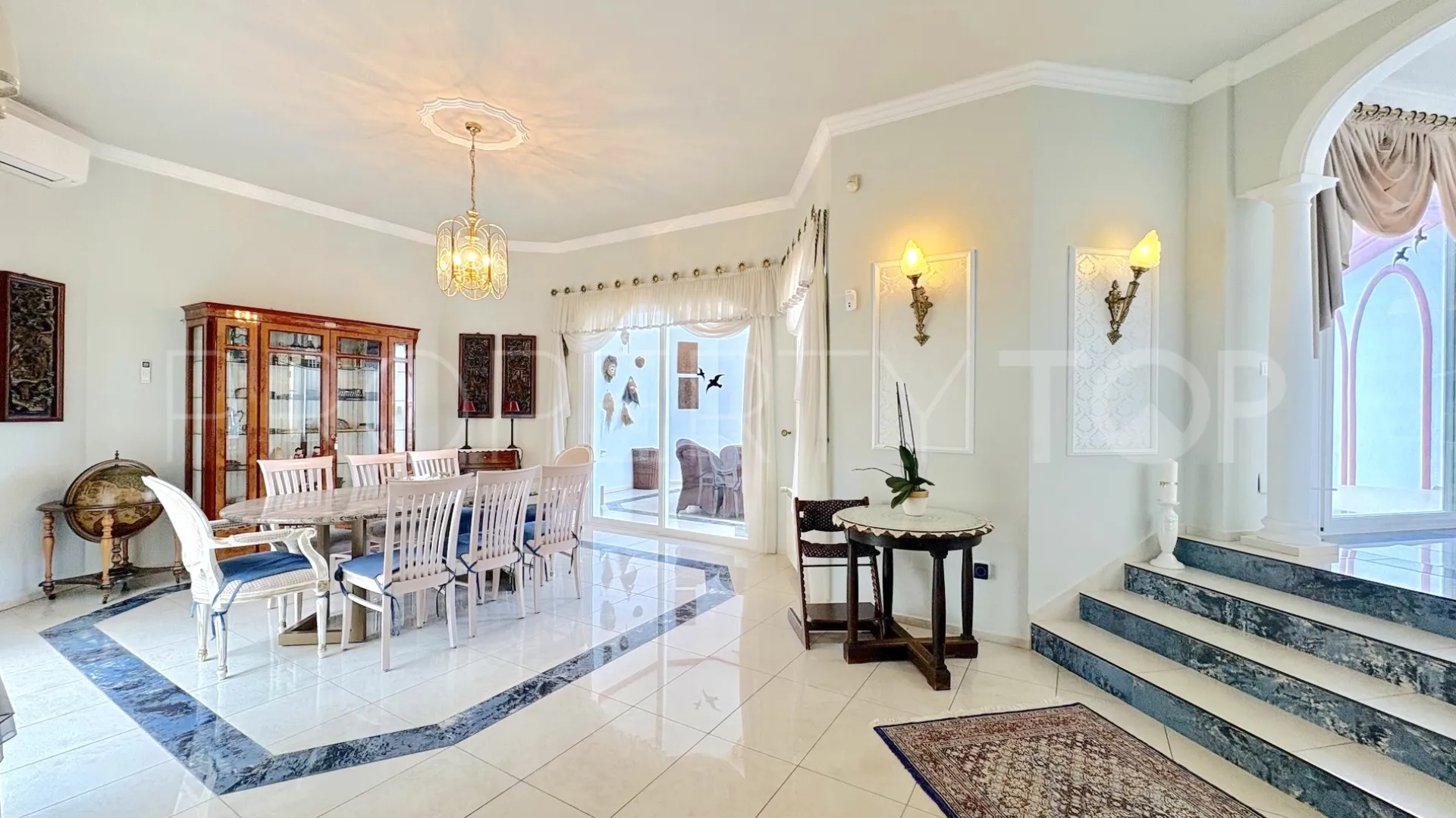 Buy house with 6 bedrooms in Hacienda las Chapas