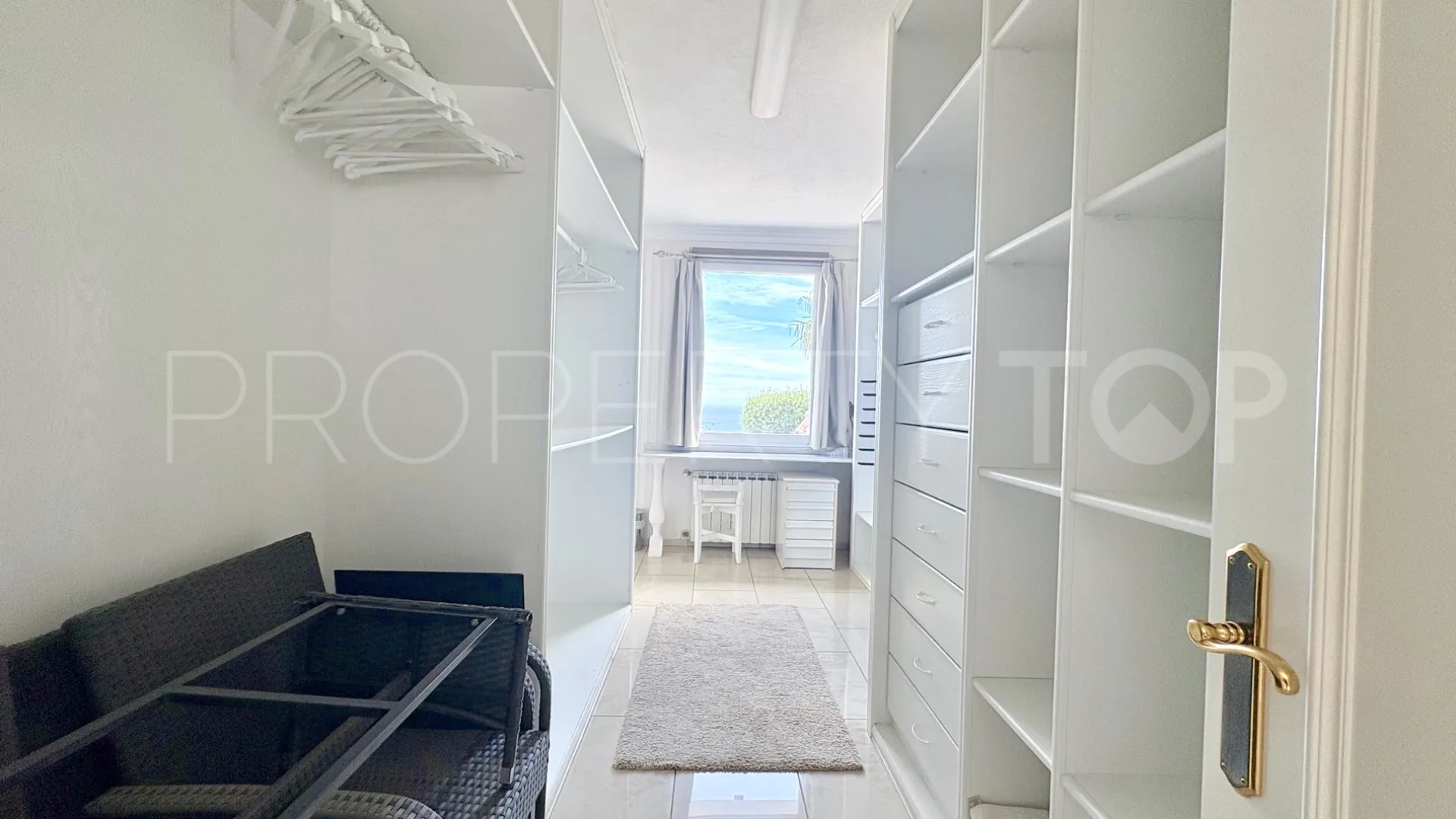 Buy house with 6 bedrooms in Hacienda las Chapas