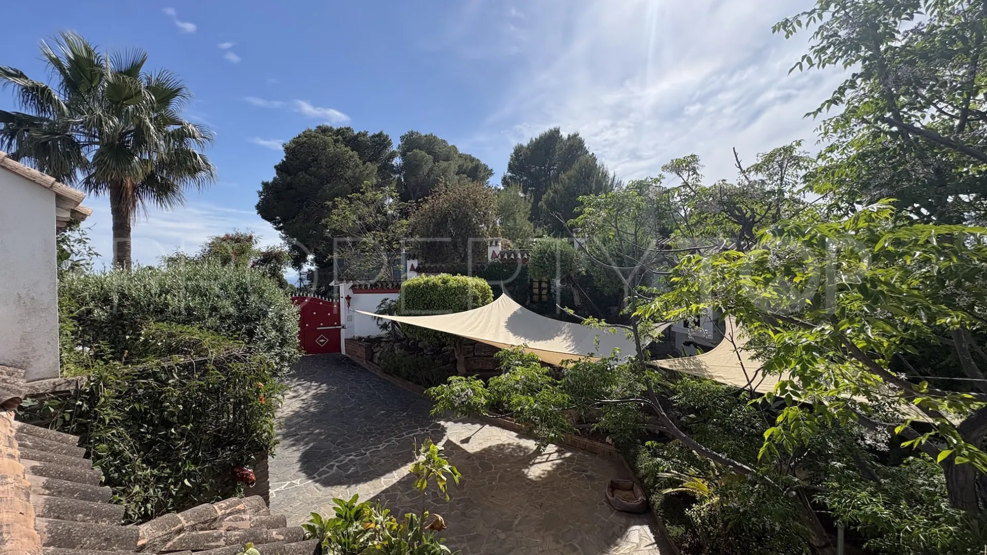 Buy house with 6 bedrooms in Hacienda las Chapas