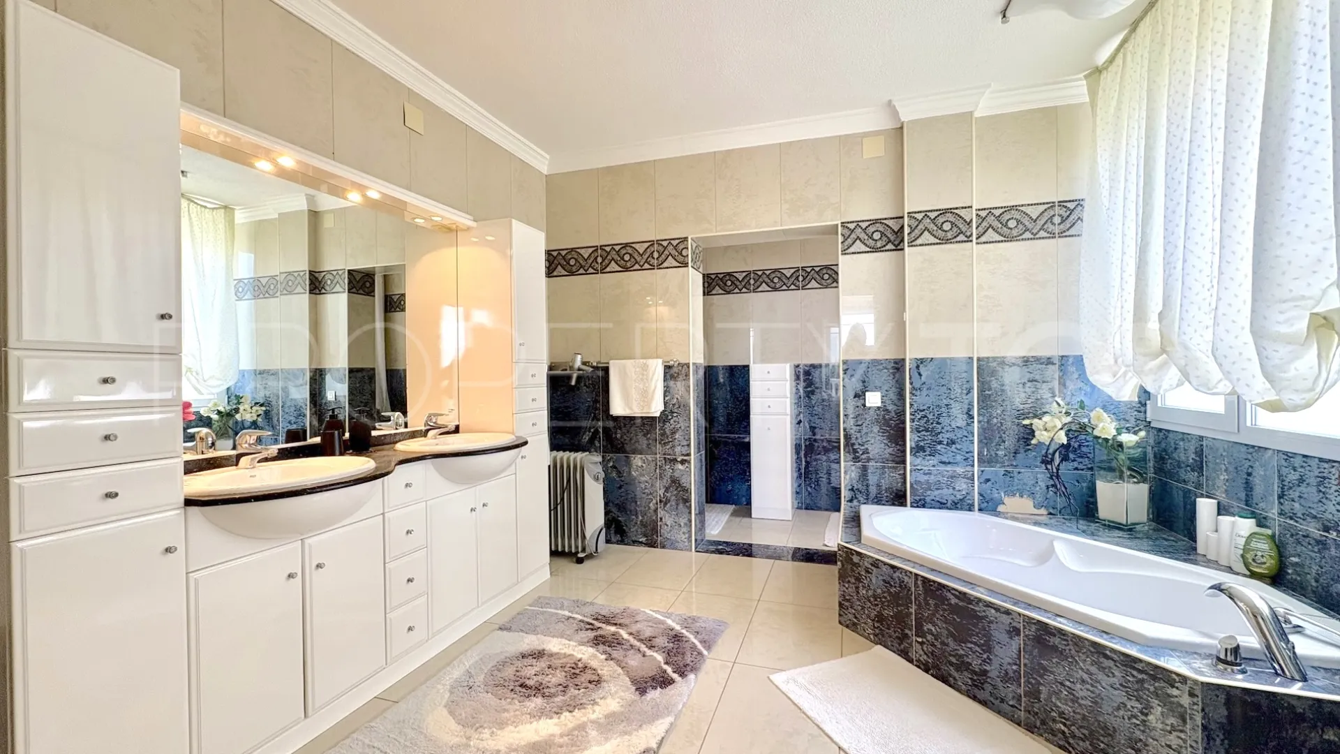 Buy house with 6 bedrooms in Hacienda las Chapas