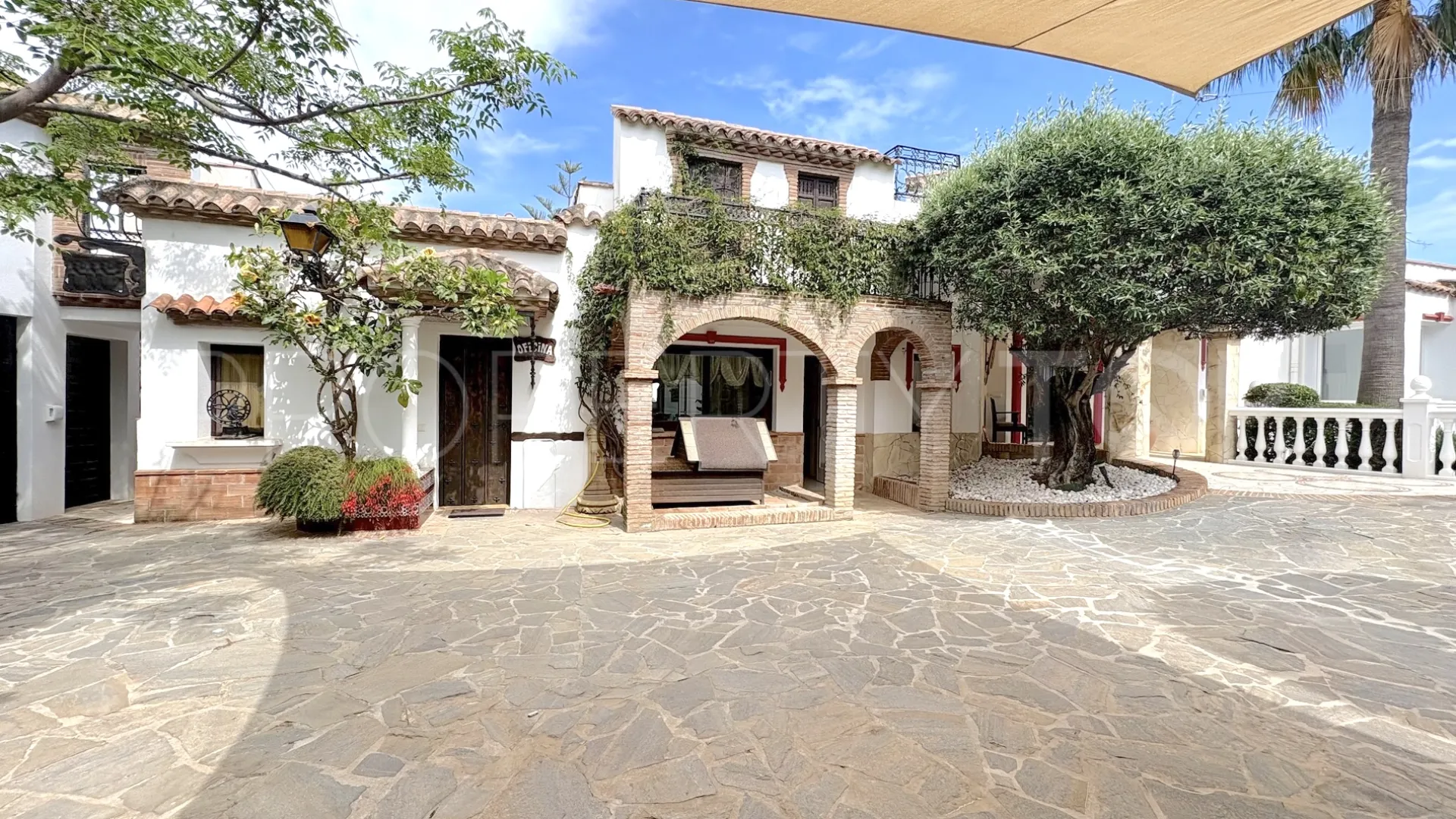 Buy house with 6 bedrooms in Hacienda las Chapas