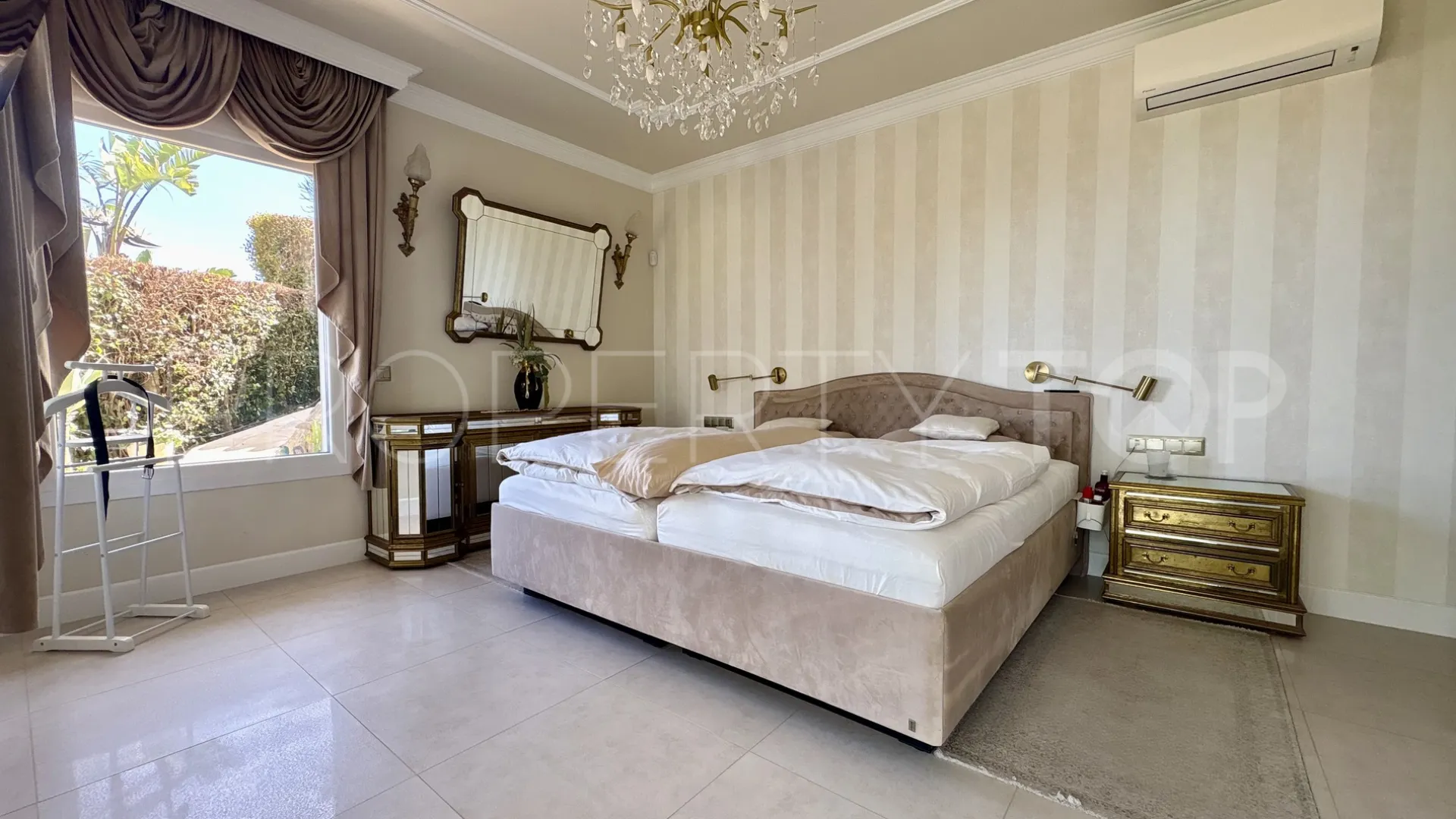 Buy house with 6 bedrooms in Hacienda las Chapas