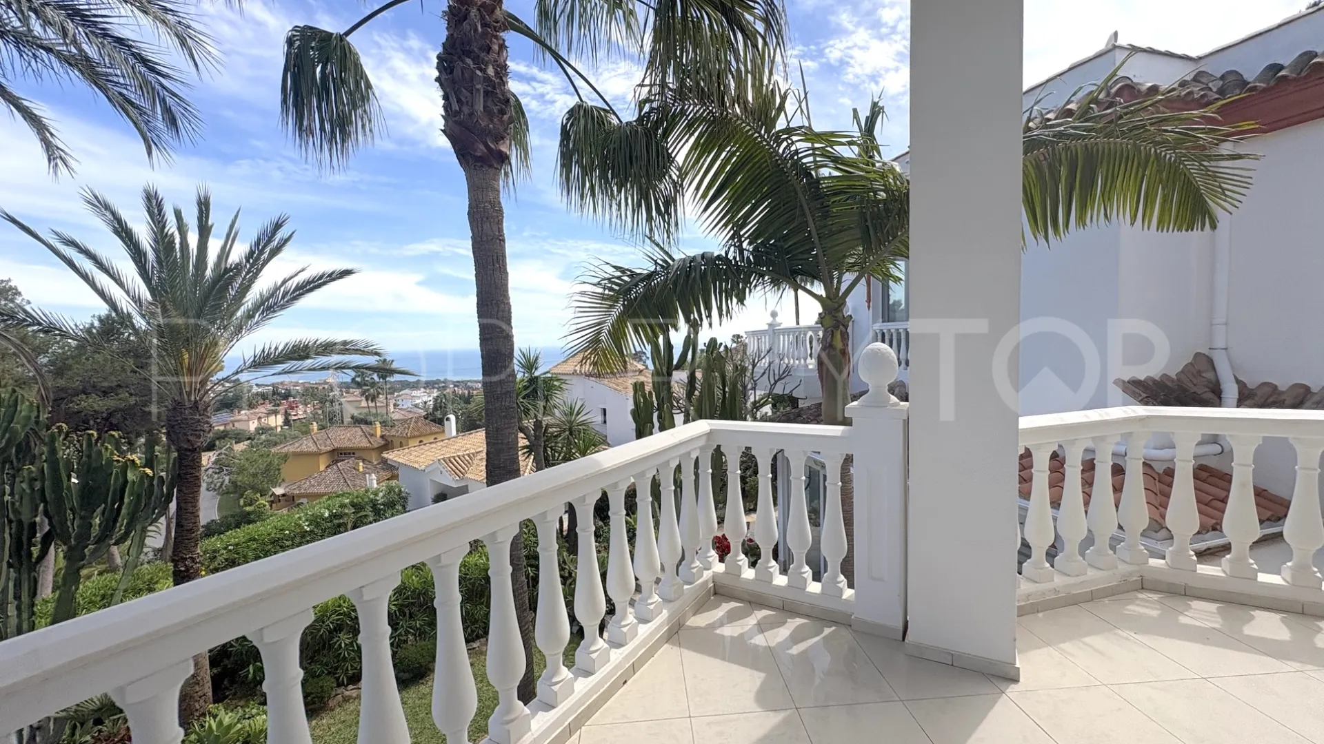 Buy house with 6 bedrooms in Hacienda las Chapas