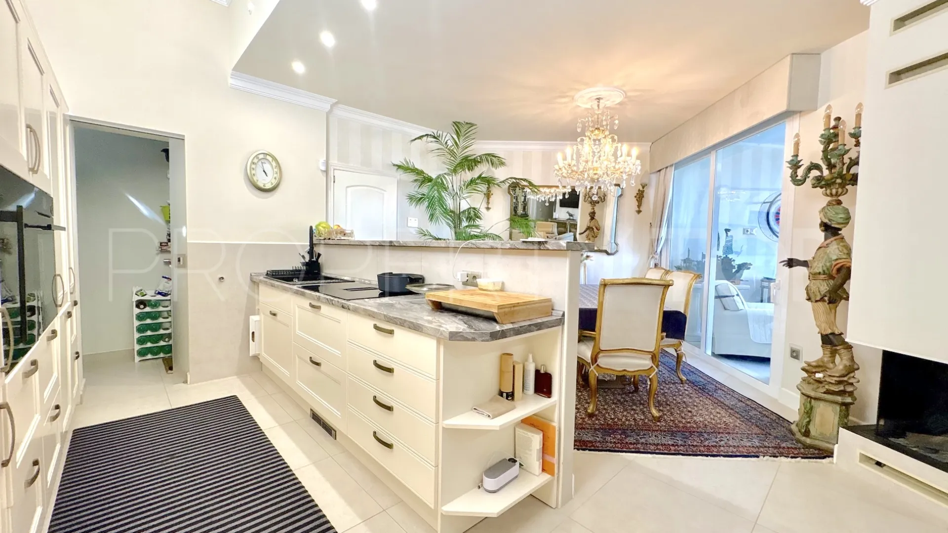 Buy house with 6 bedrooms in Hacienda las Chapas