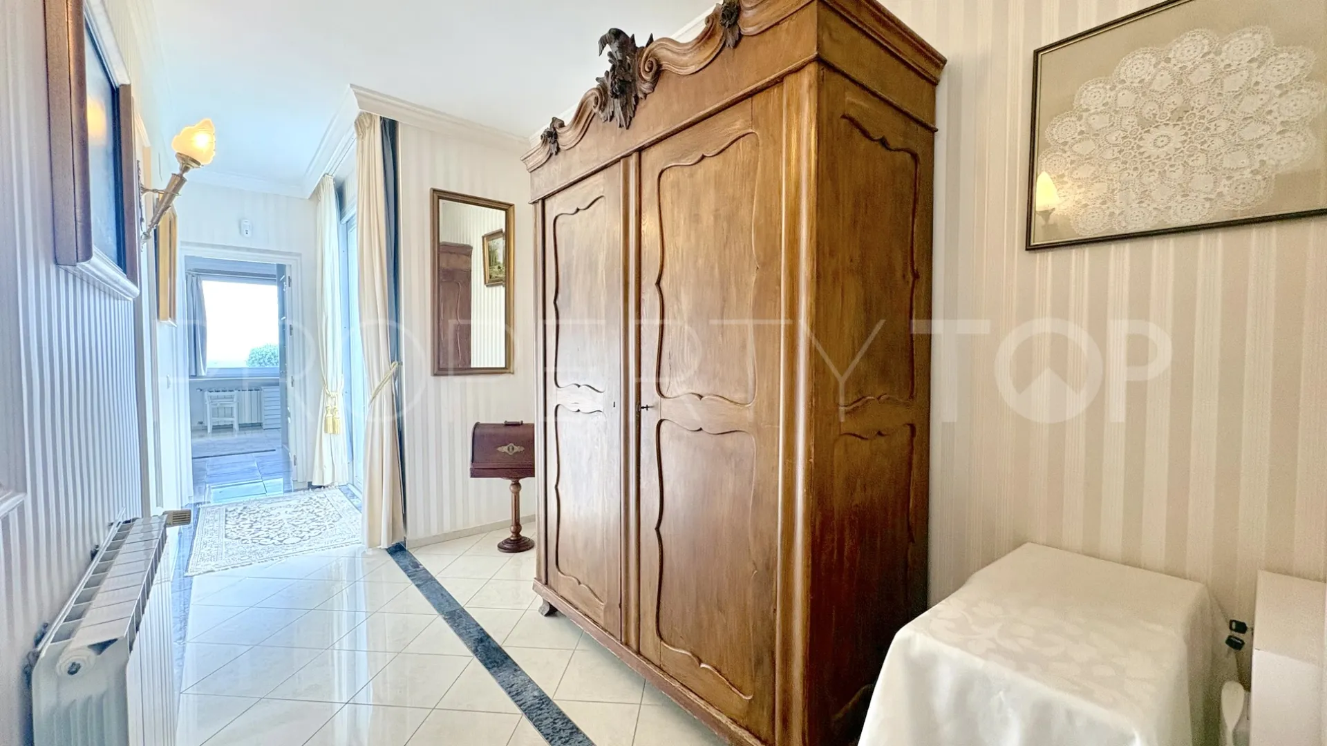 Buy house with 6 bedrooms in Hacienda las Chapas