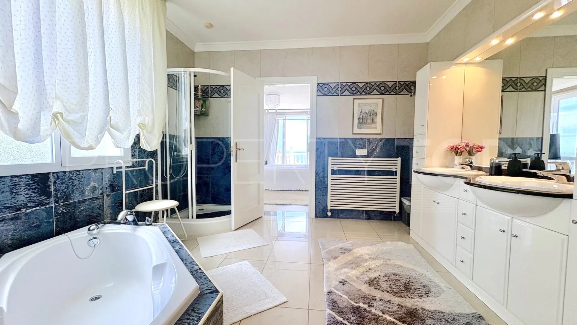 Buy house with 6 bedrooms in Hacienda las Chapas