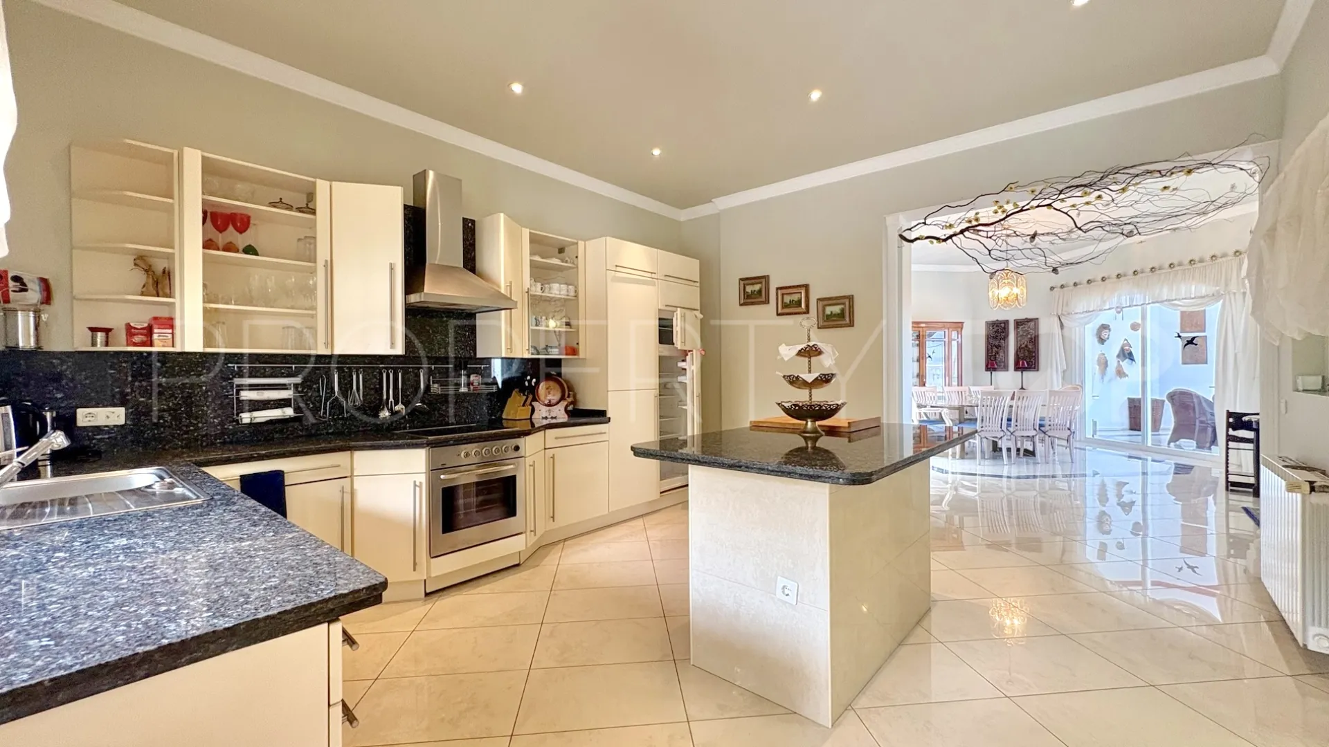 Buy house with 6 bedrooms in Hacienda las Chapas