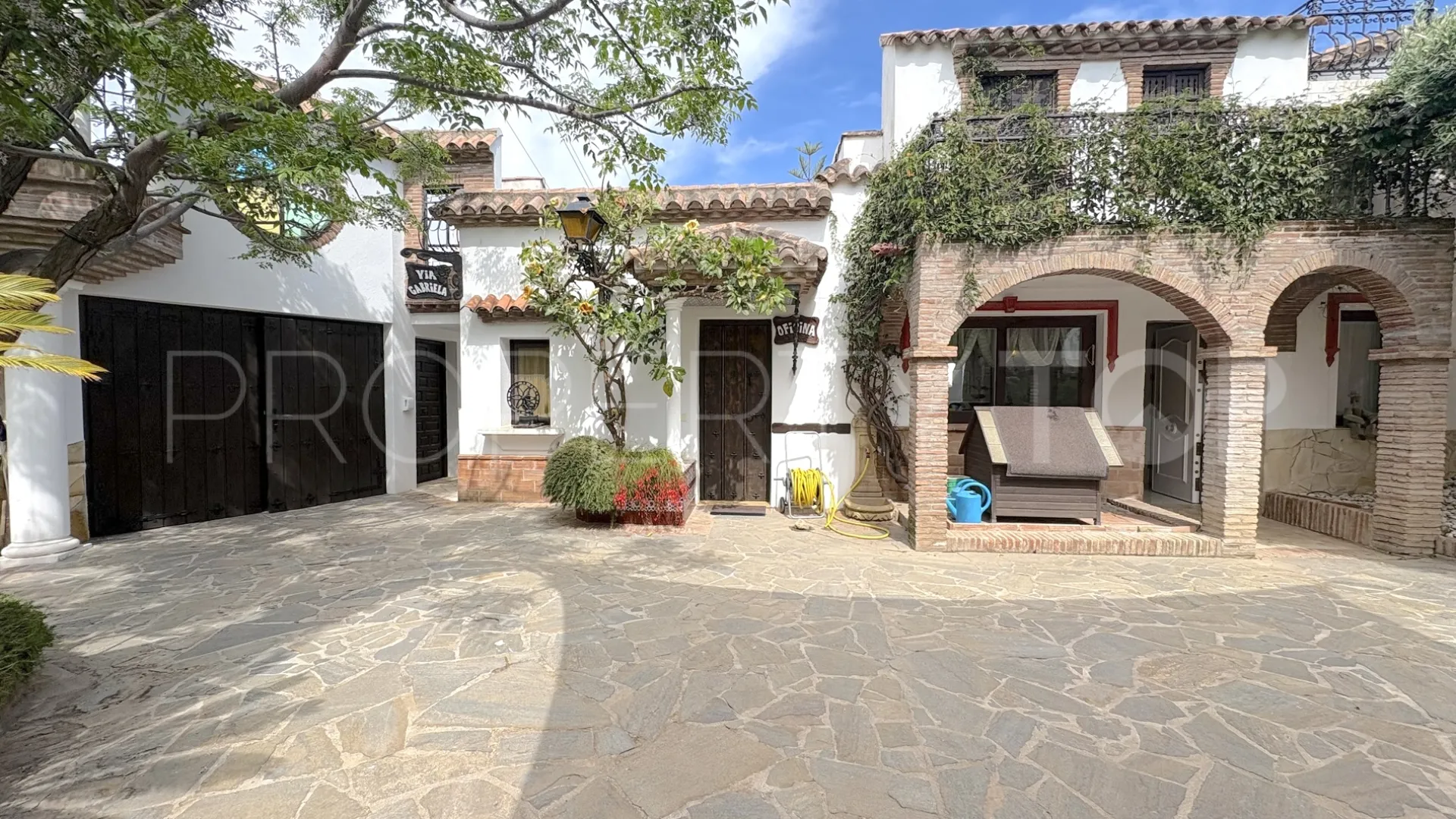 Buy house with 6 bedrooms in Hacienda las Chapas