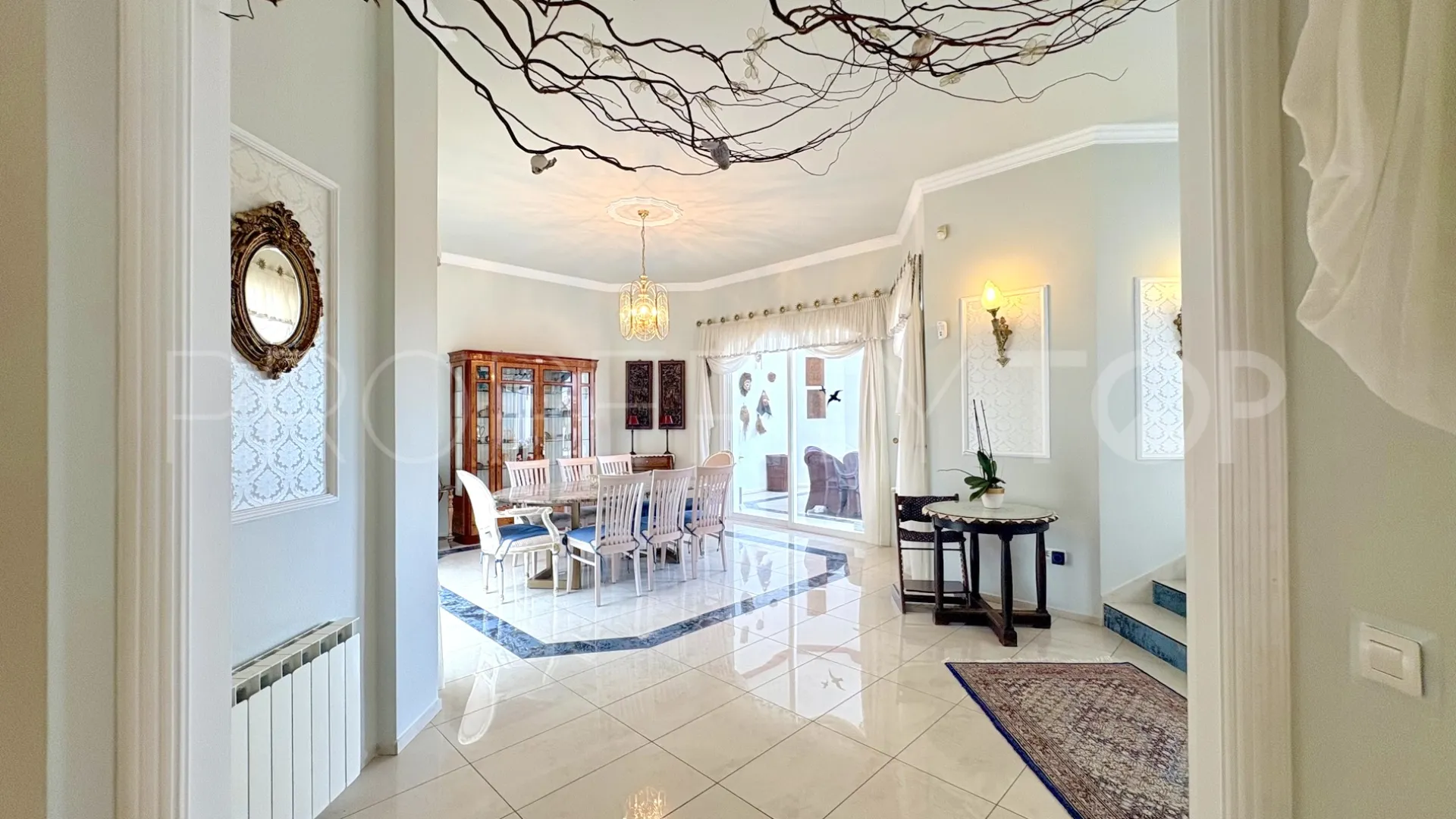 Buy house with 6 bedrooms in Hacienda las Chapas