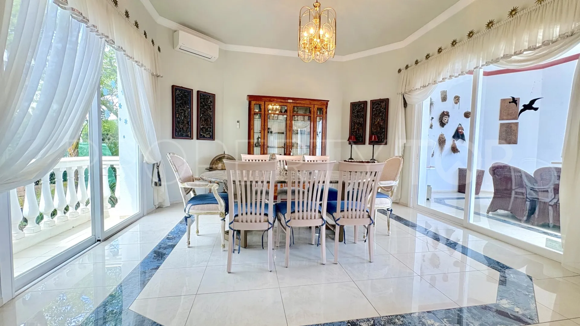 Buy house with 6 bedrooms in Hacienda las Chapas