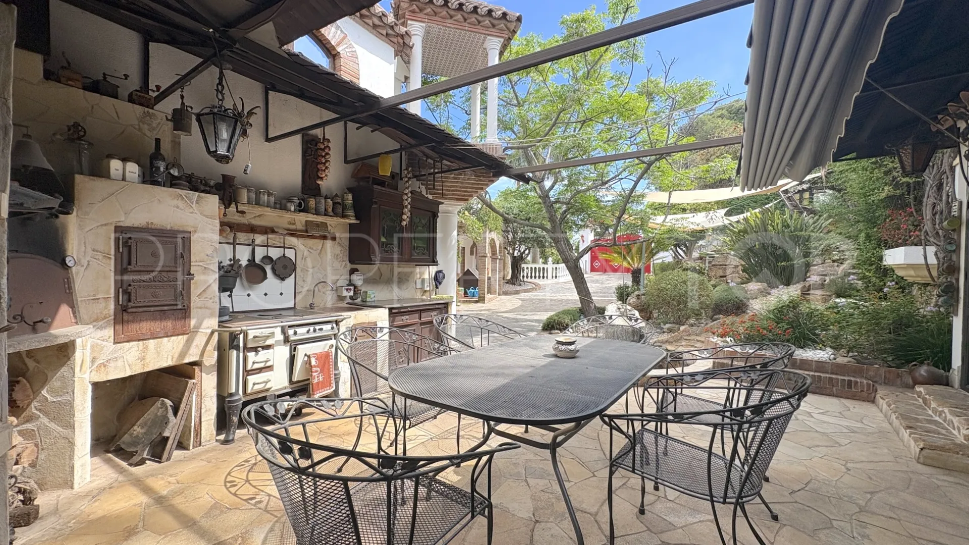 Buy house with 6 bedrooms in Hacienda las Chapas