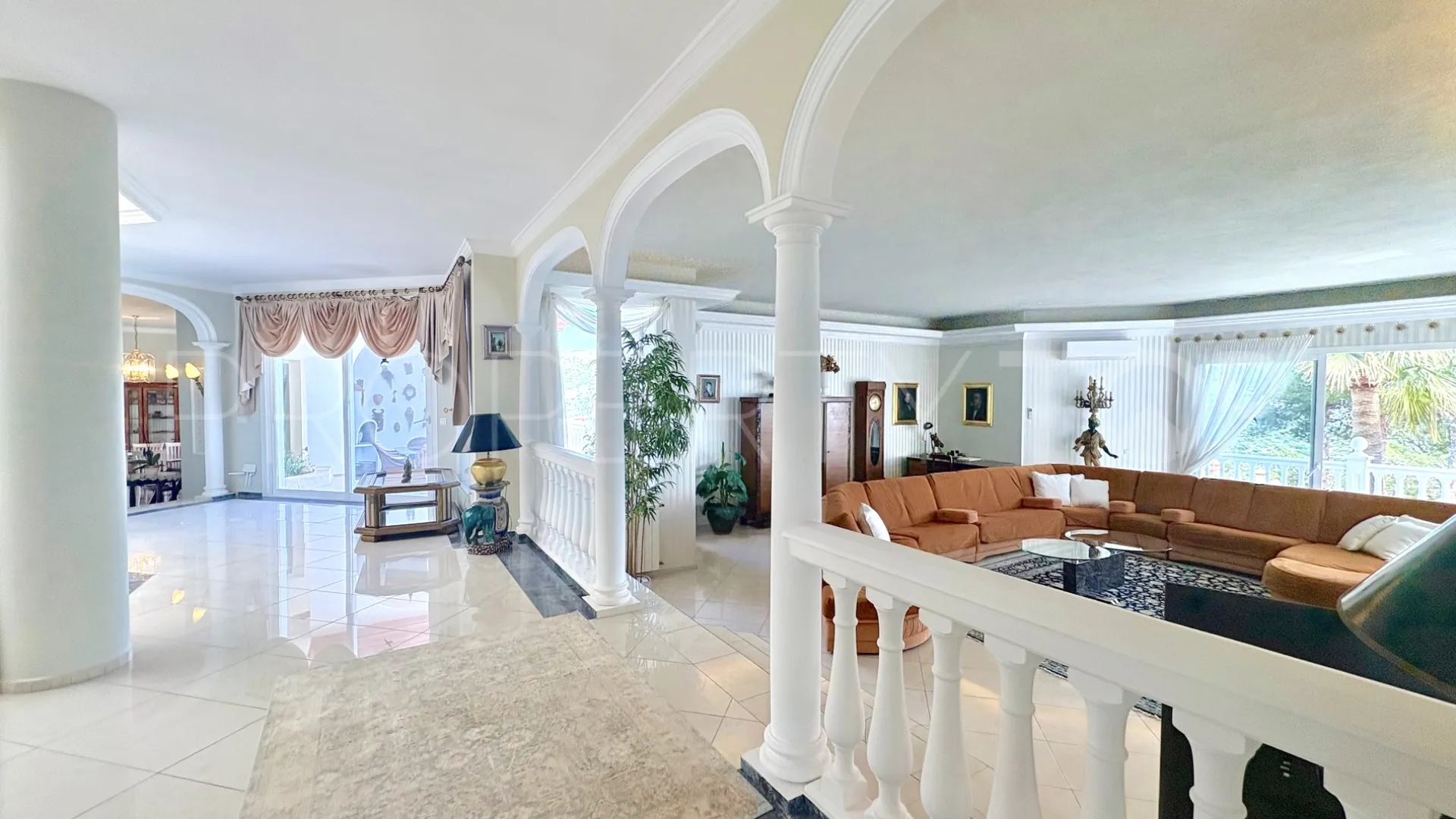 Buy house with 6 bedrooms in Hacienda las Chapas