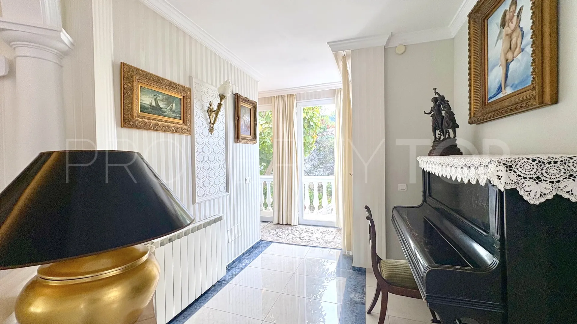 Buy house with 6 bedrooms in Hacienda las Chapas