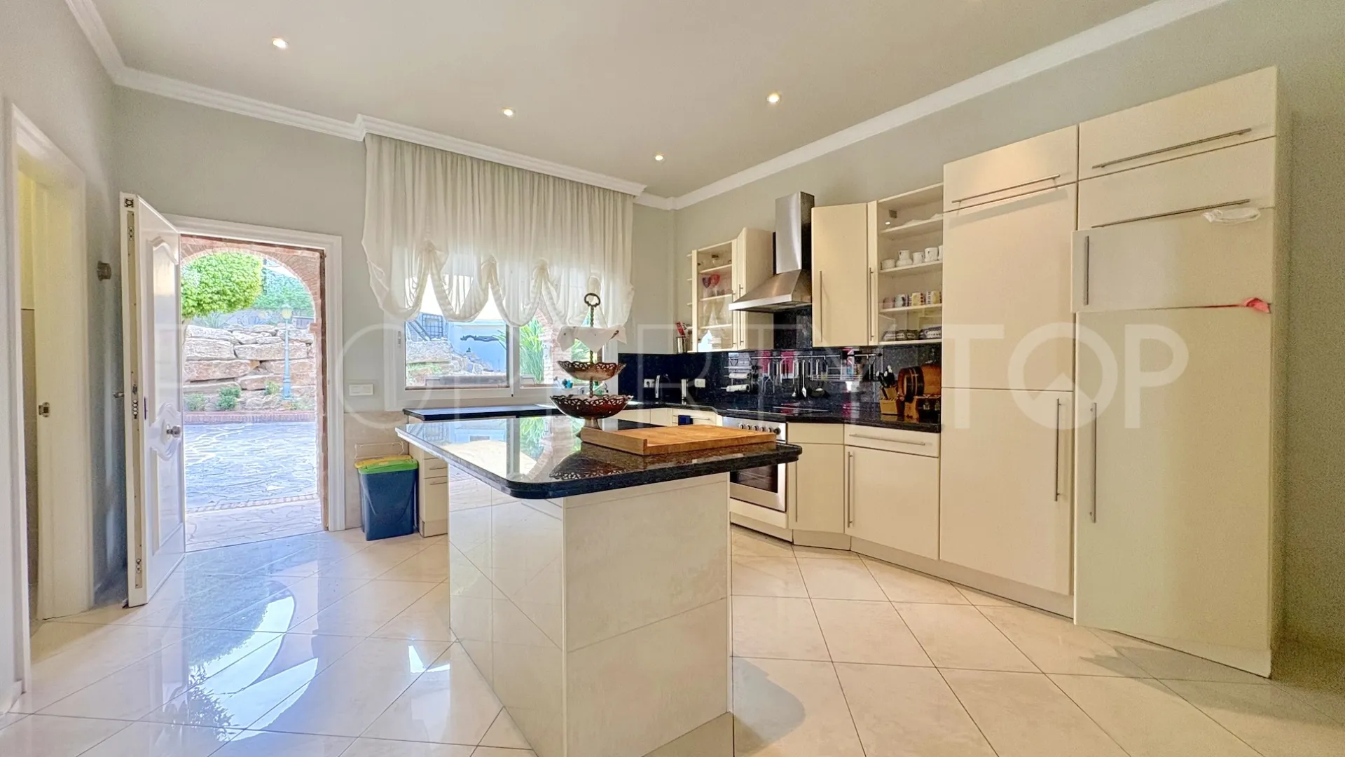 Buy house with 6 bedrooms in Hacienda las Chapas