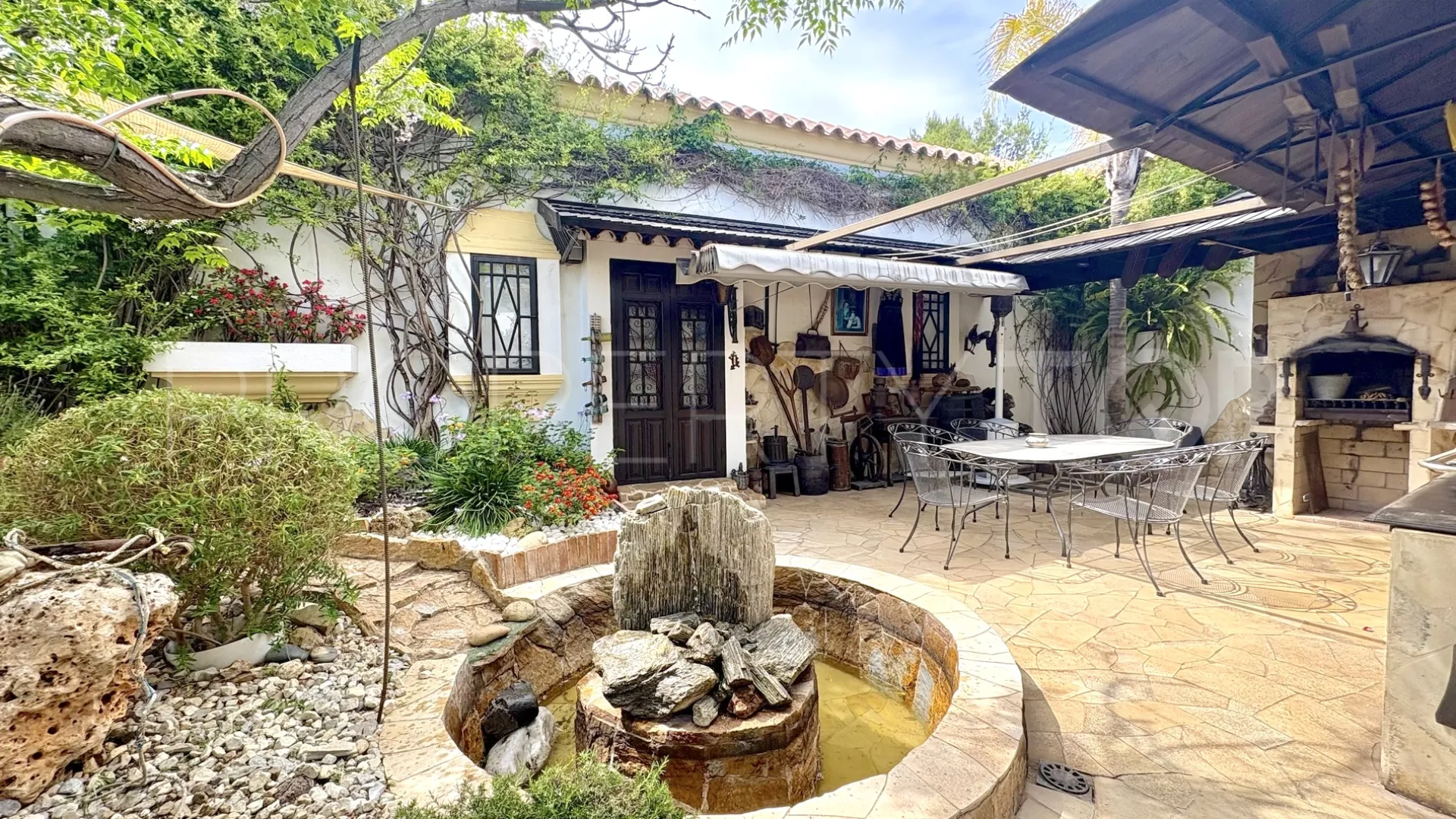 Buy house with 6 bedrooms in Hacienda las Chapas