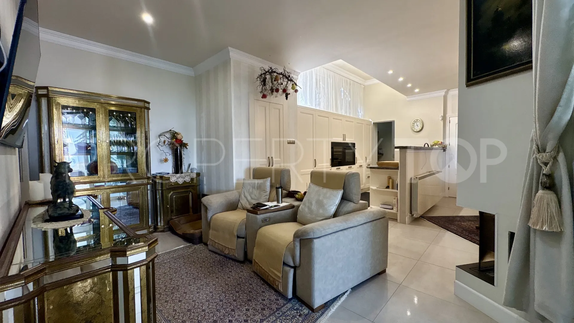 Buy house with 6 bedrooms in Hacienda las Chapas