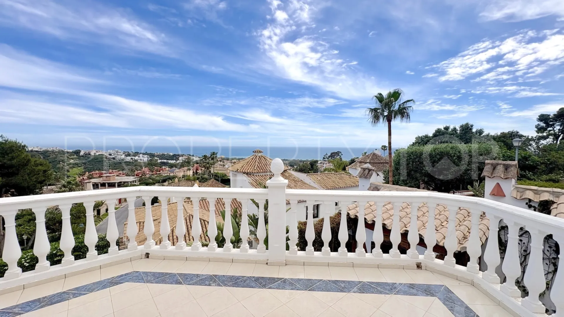 Buy house with 6 bedrooms in Hacienda las Chapas