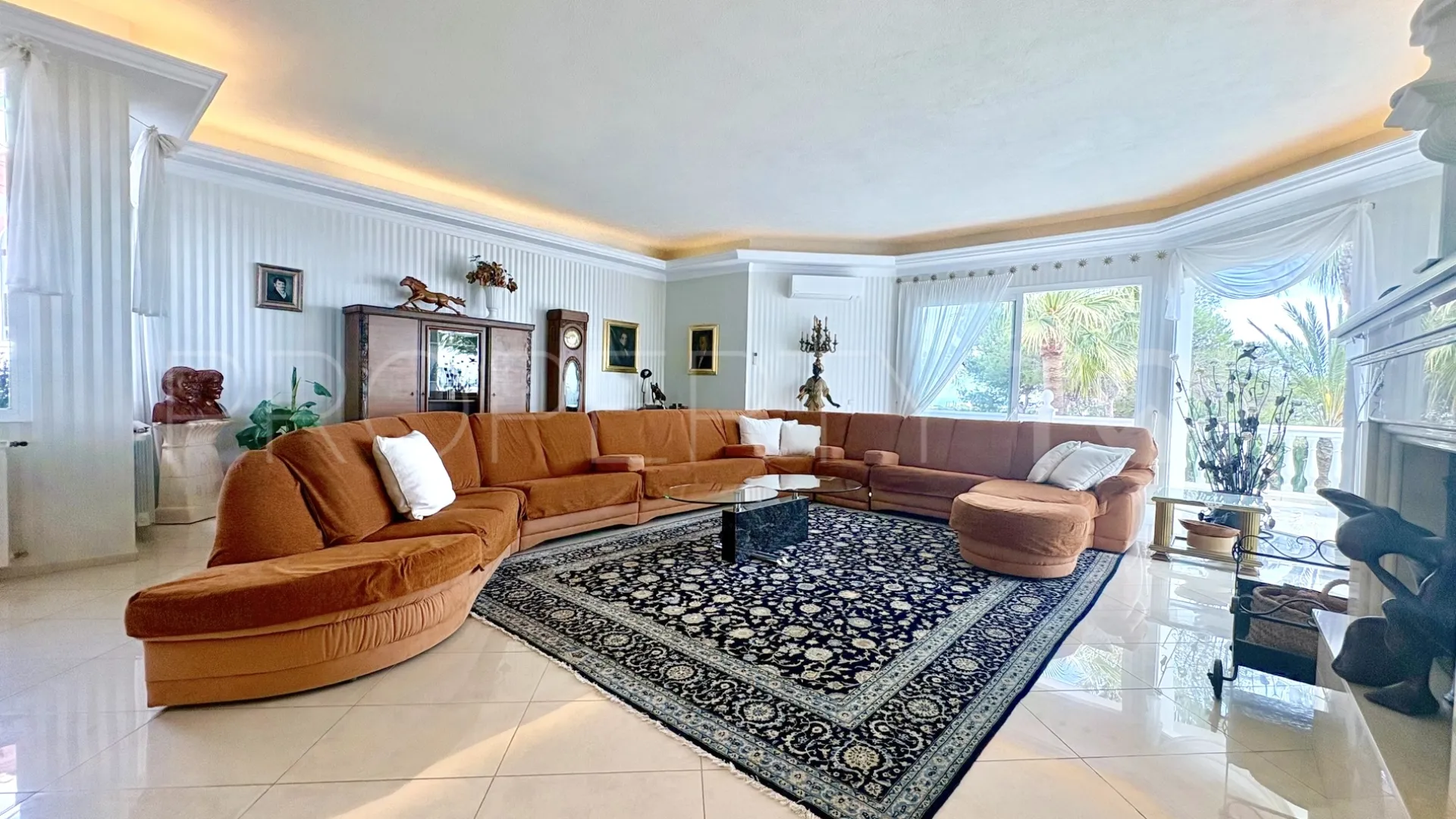 Buy house with 6 bedrooms in Hacienda las Chapas