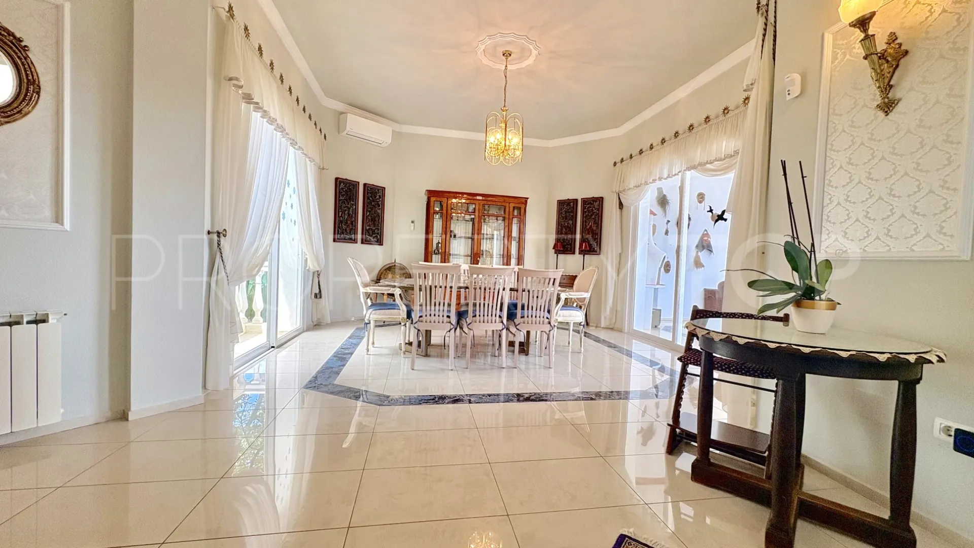 Buy house with 6 bedrooms in Hacienda las Chapas