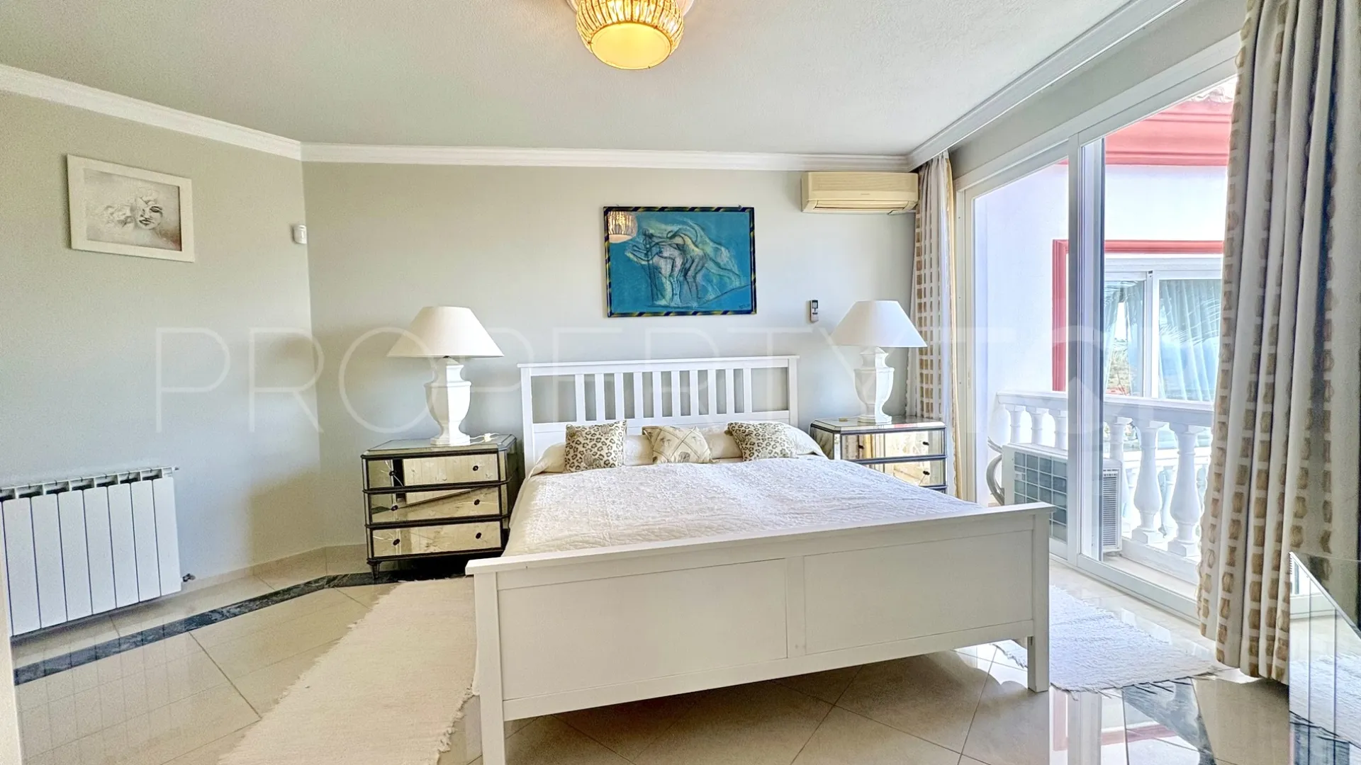Buy house with 6 bedrooms in Hacienda las Chapas