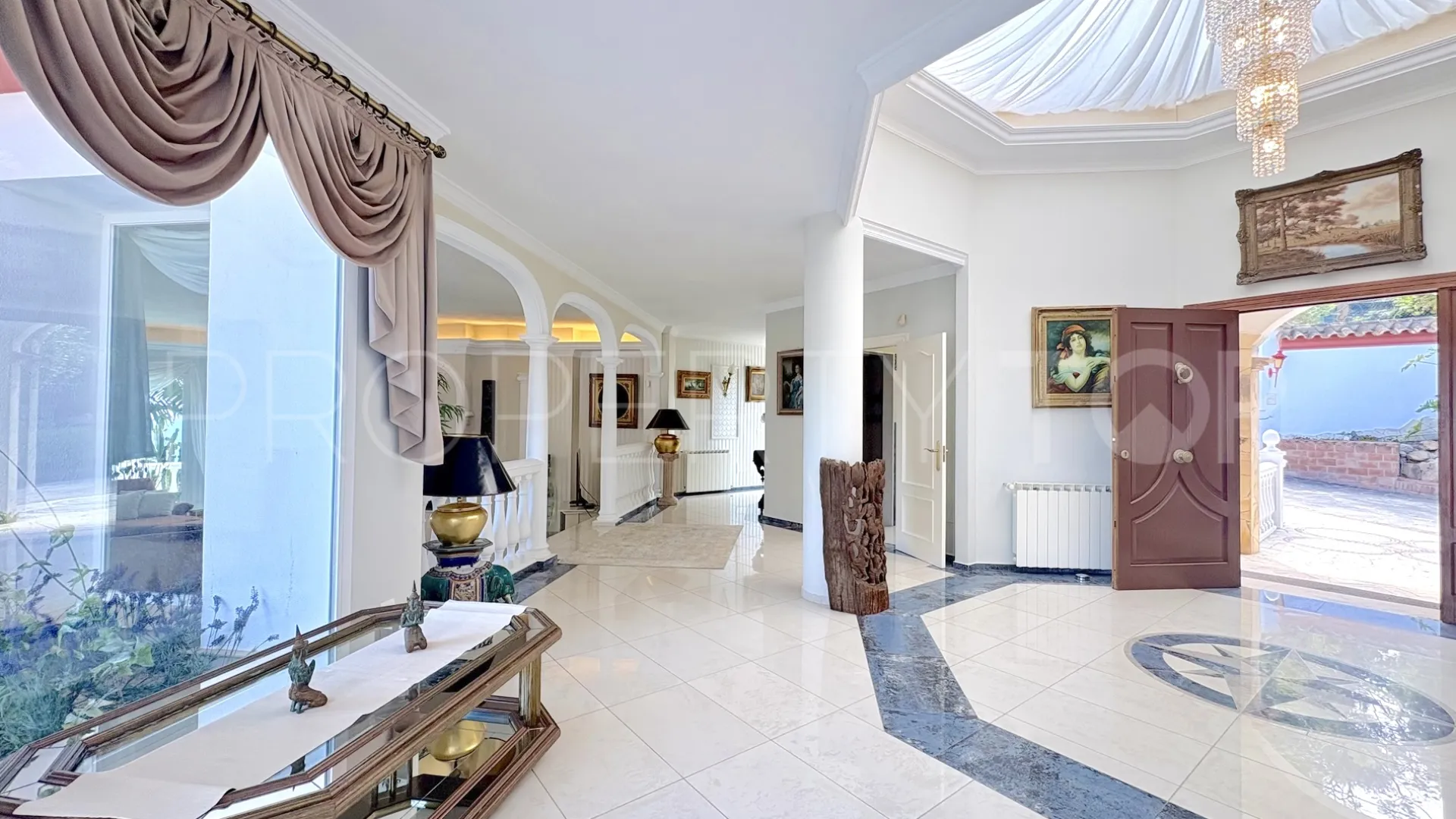 Buy house with 6 bedrooms in Hacienda las Chapas