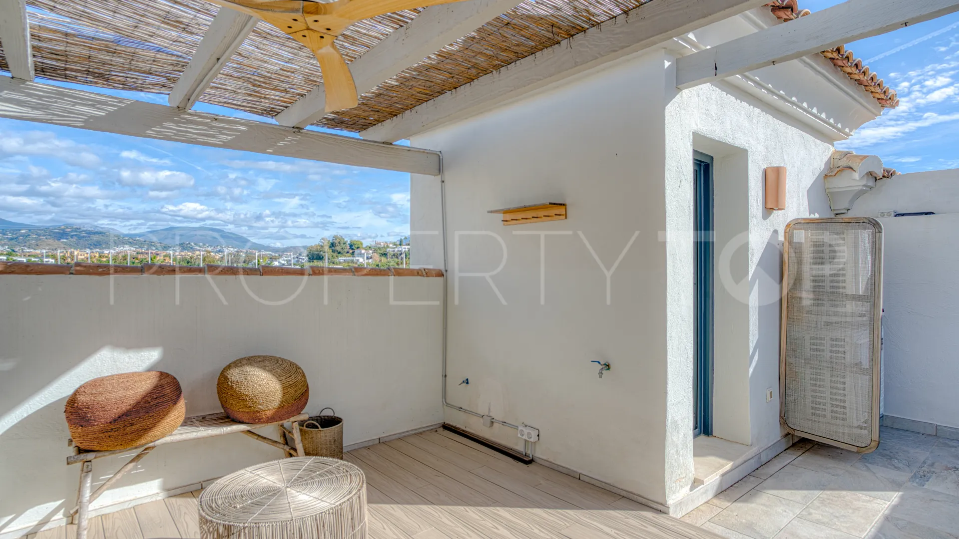 For sale 3 bedrooms town house in Agra Residencial