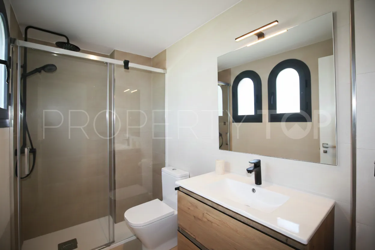 For sale 3 bedrooms town house in Agra Residencial