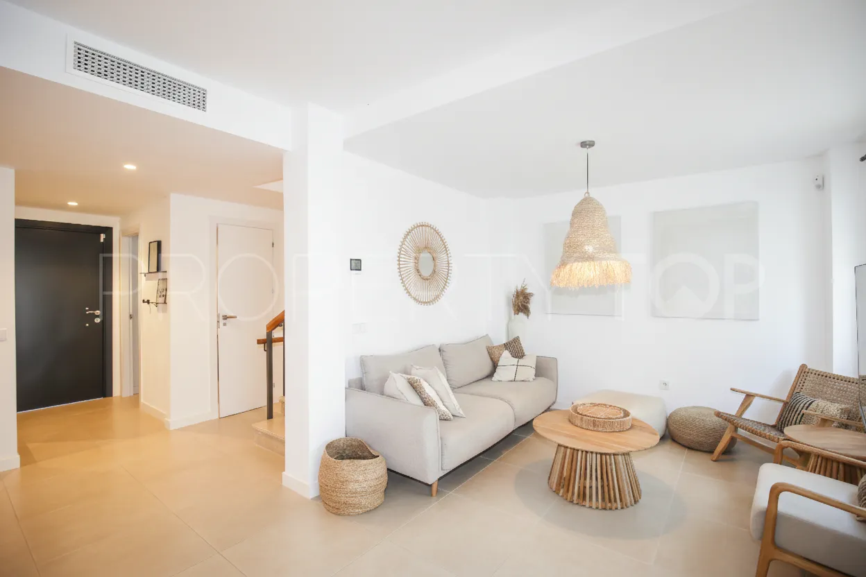 For sale 3 bedrooms town house in Agra Residencial
