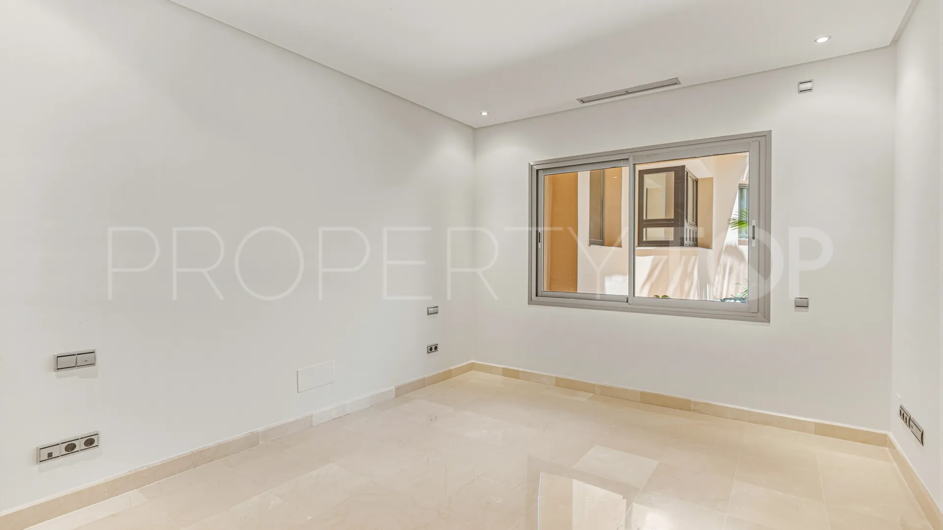 For sale ground floor apartment in Mansion Club