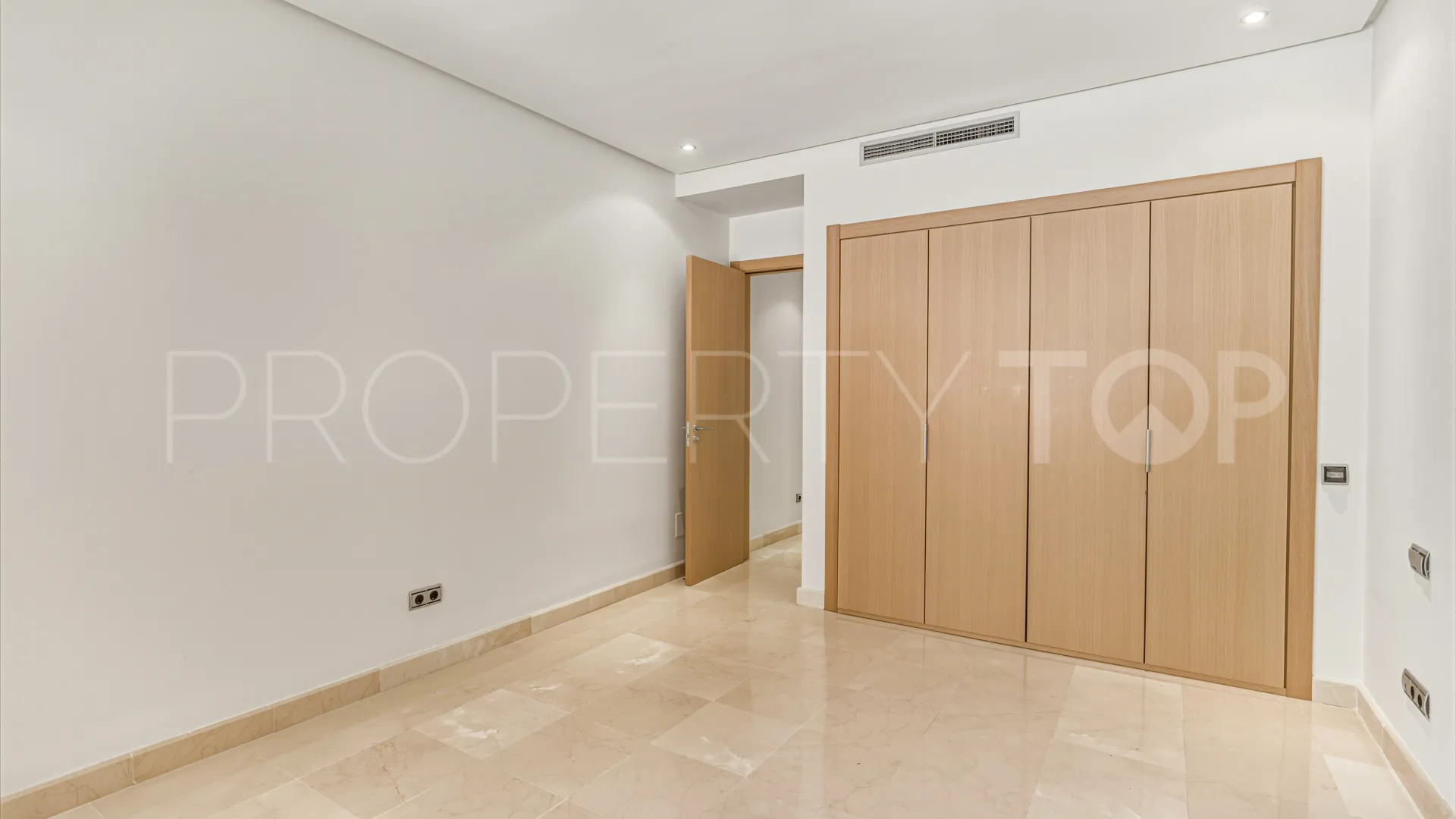 For sale ground floor apartment in Mansion Club