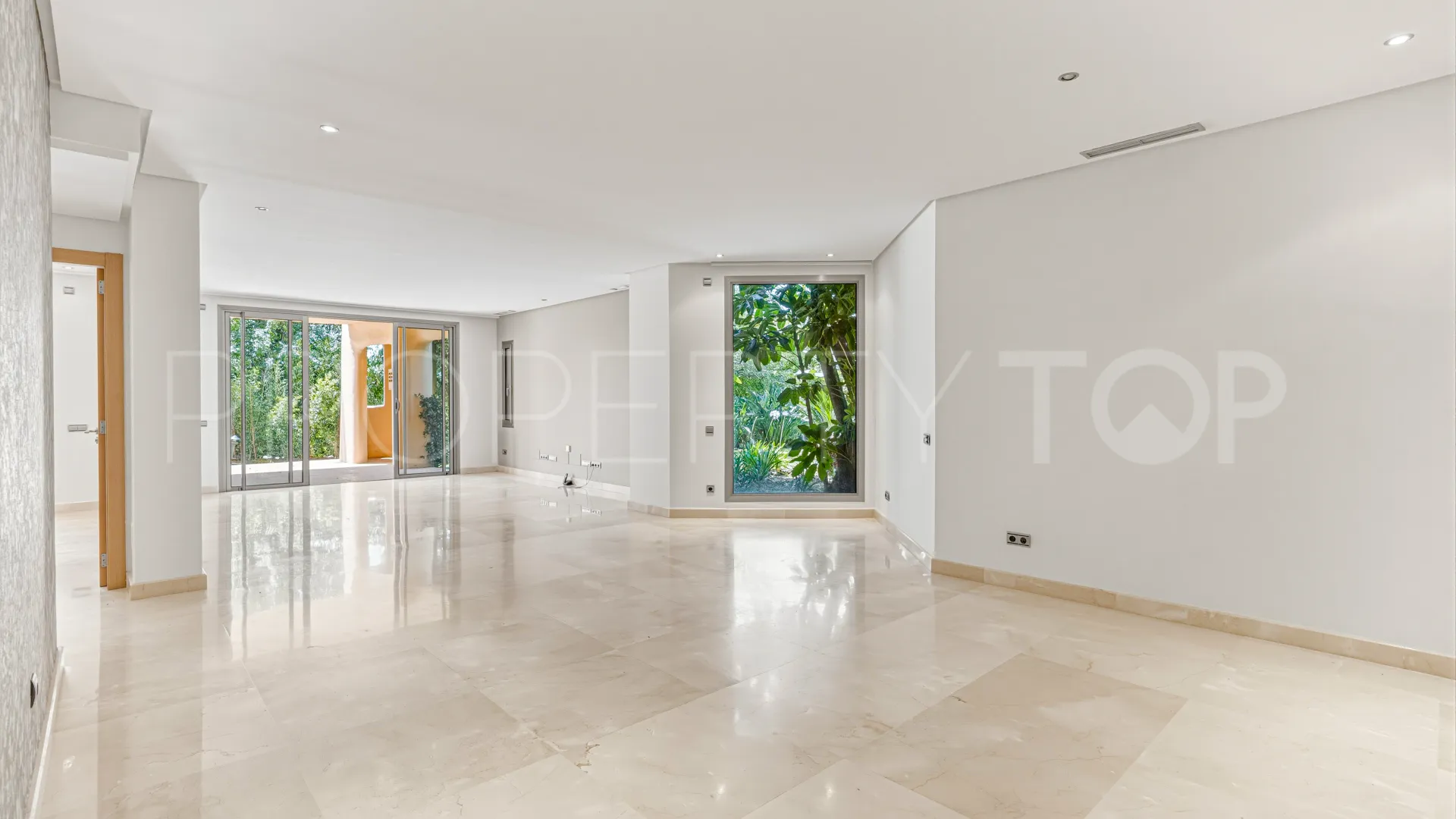 For sale ground floor apartment in Mansion Club