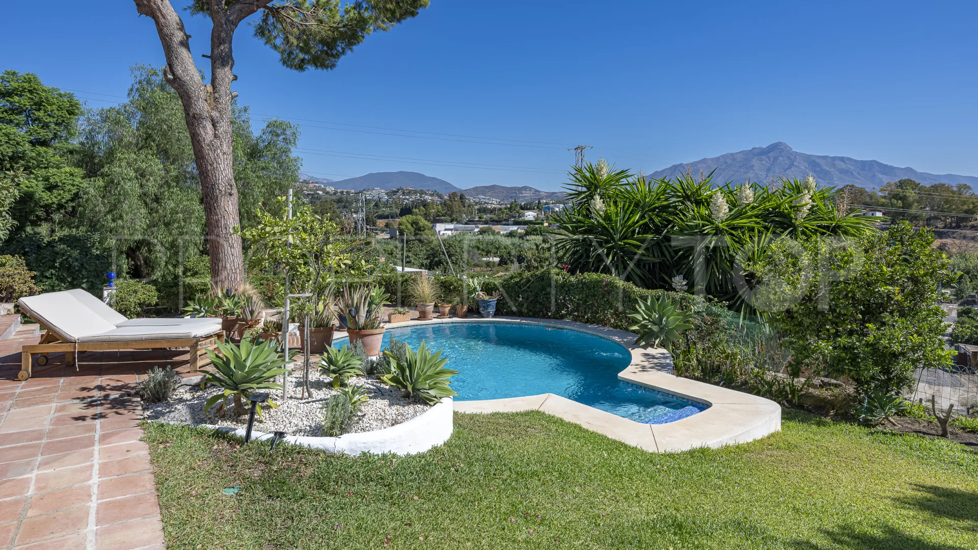 Buy Guadalmina Alta 3 bedrooms villa