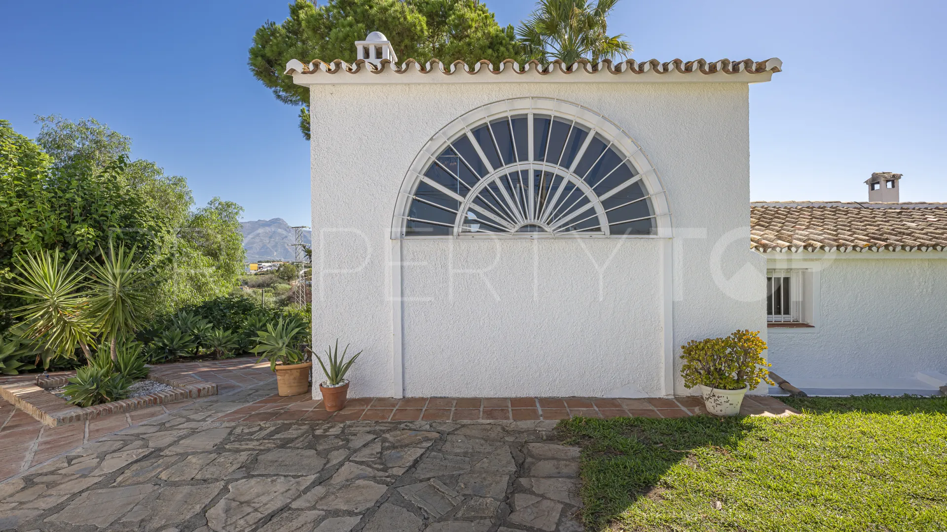 Buy Guadalmina Alta 3 bedrooms villa