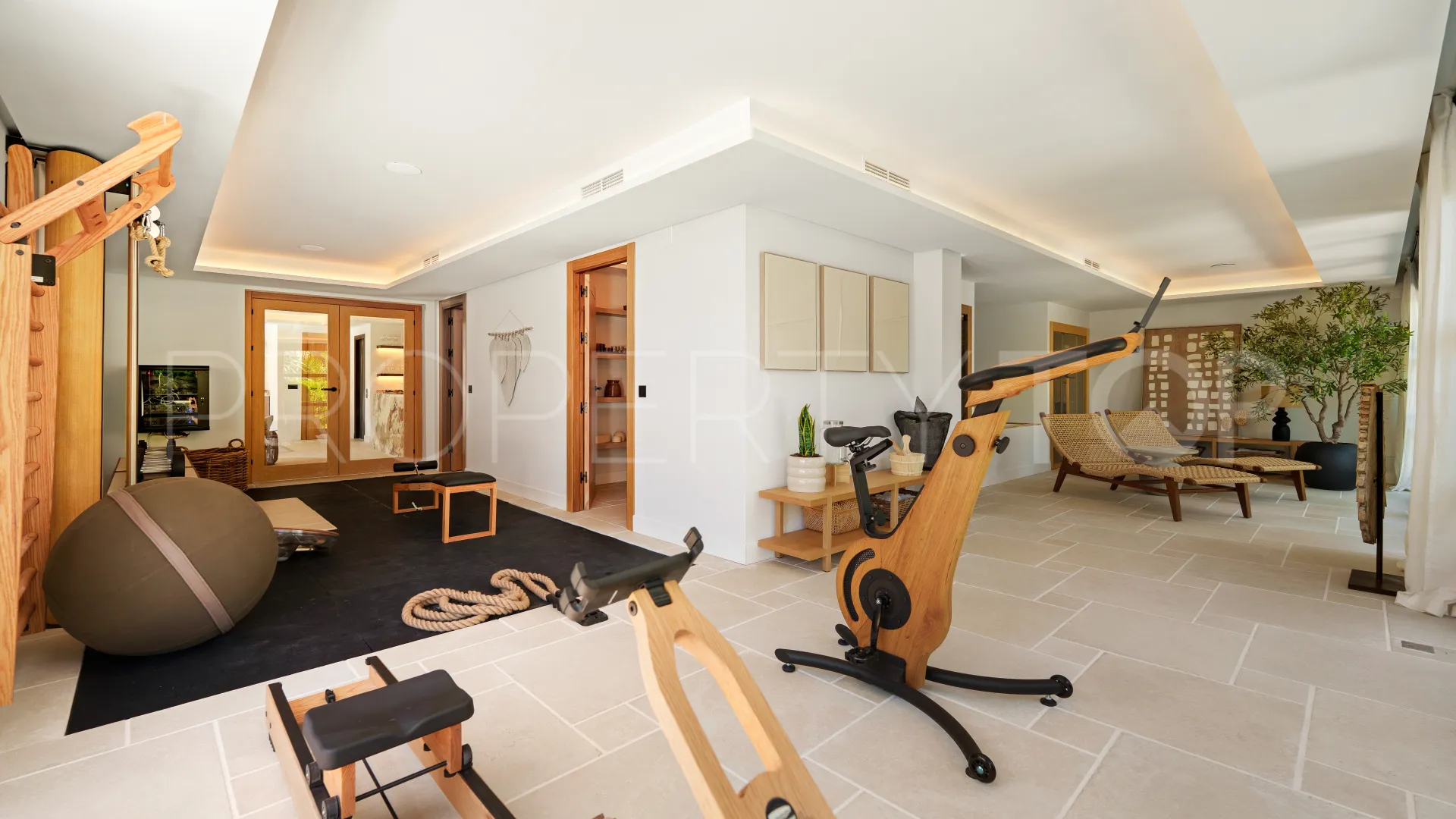 6 bedrooms villa for sale in Nueva Andalucia