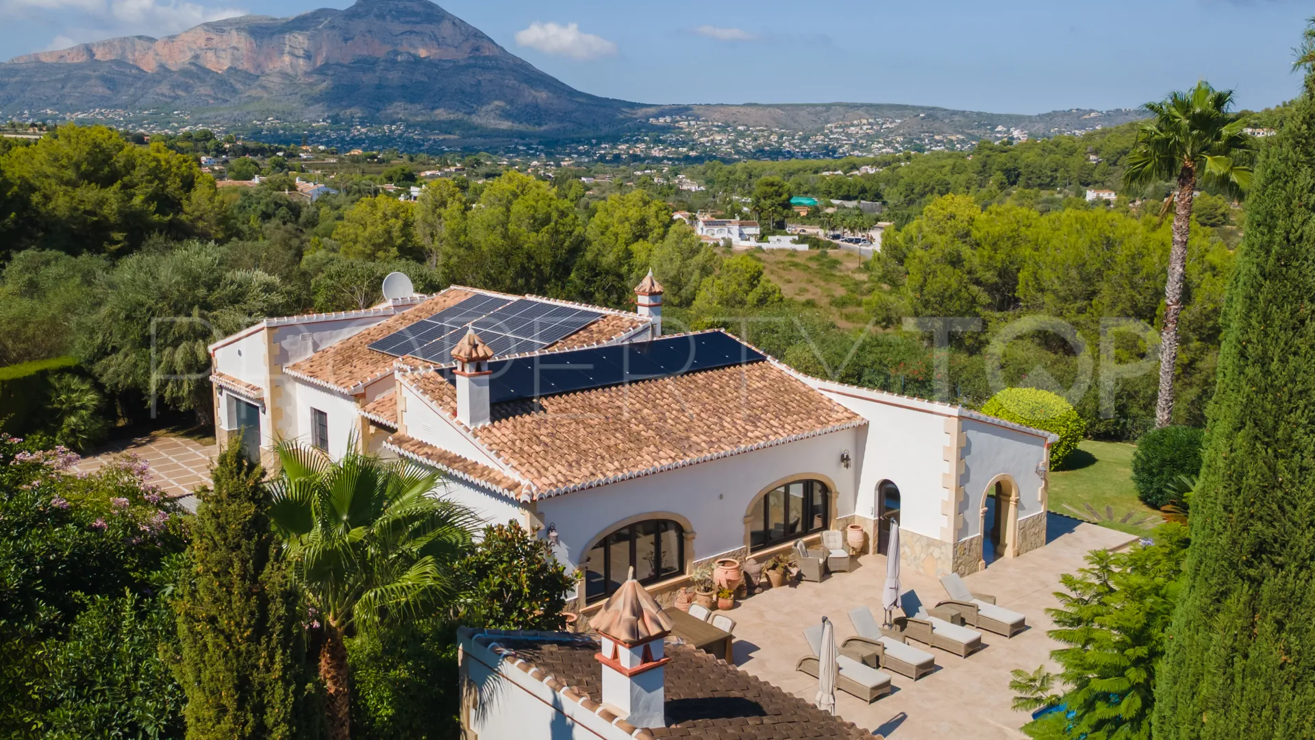 Villa in La Lluca for sale